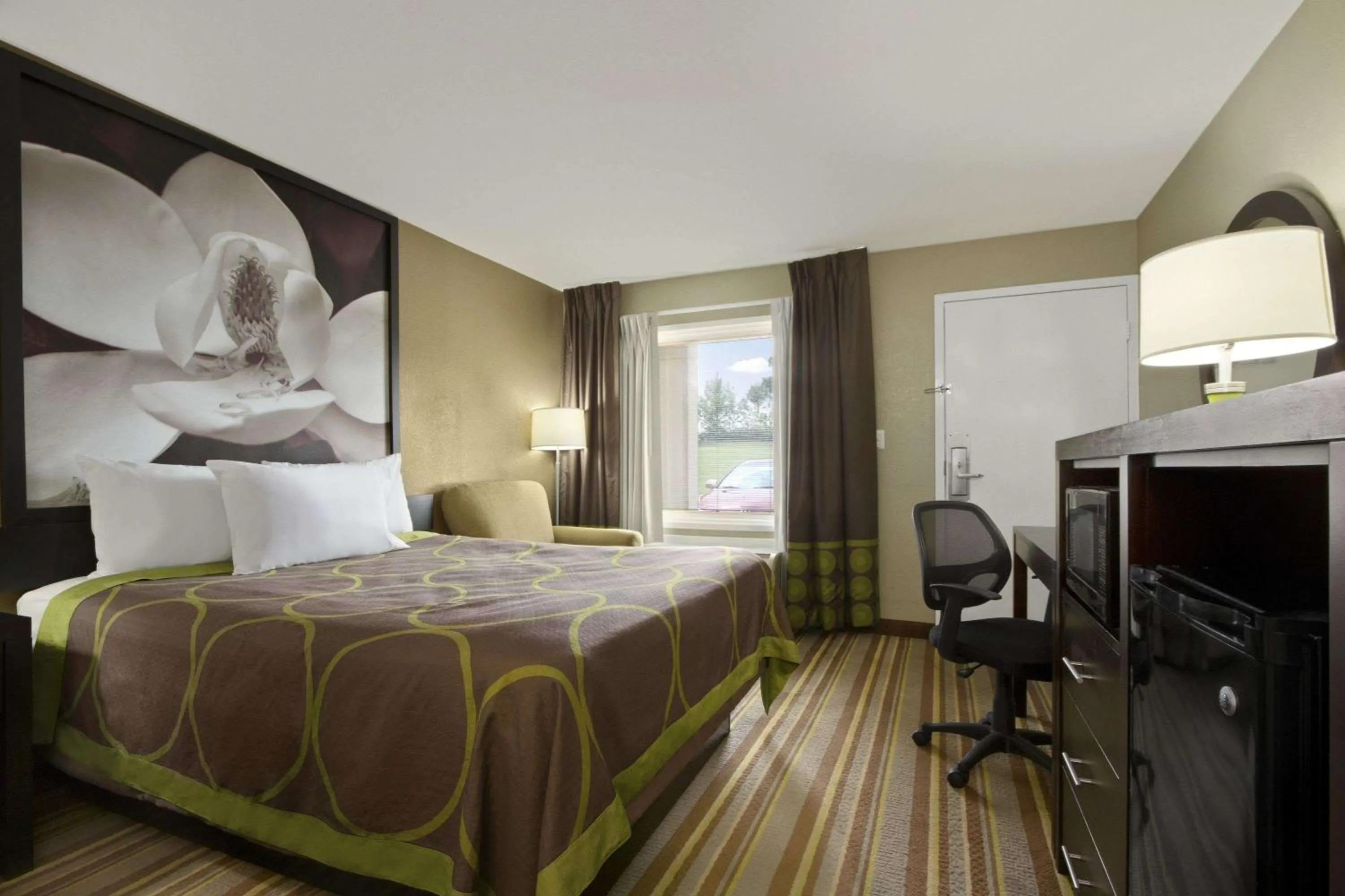 Photo of the whole room, Bed in Super 8 by Wyndham Tupelo Airport
