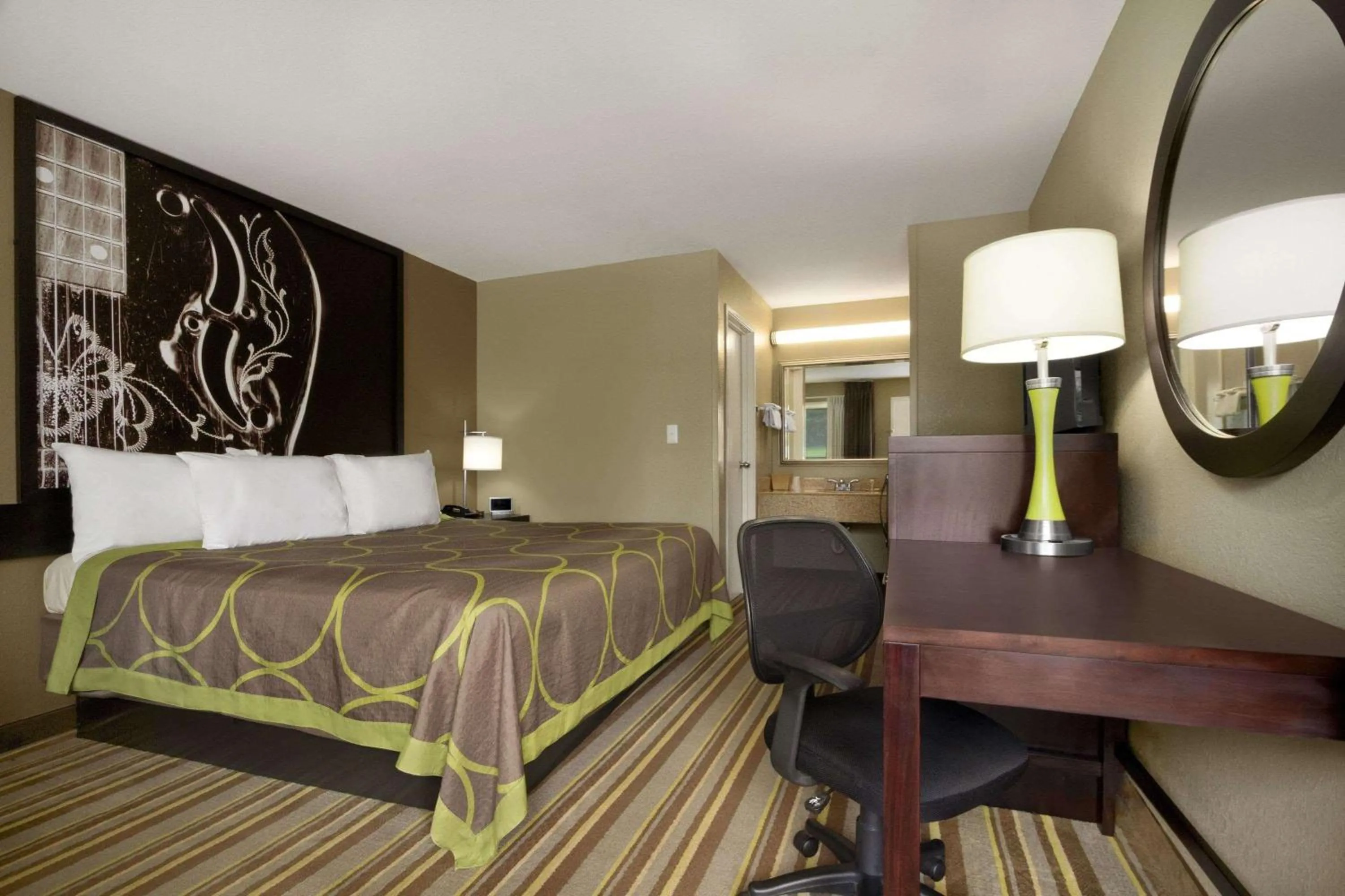 Photo of the whole room, Bed in Super 8 by Wyndham Tupelo Airport