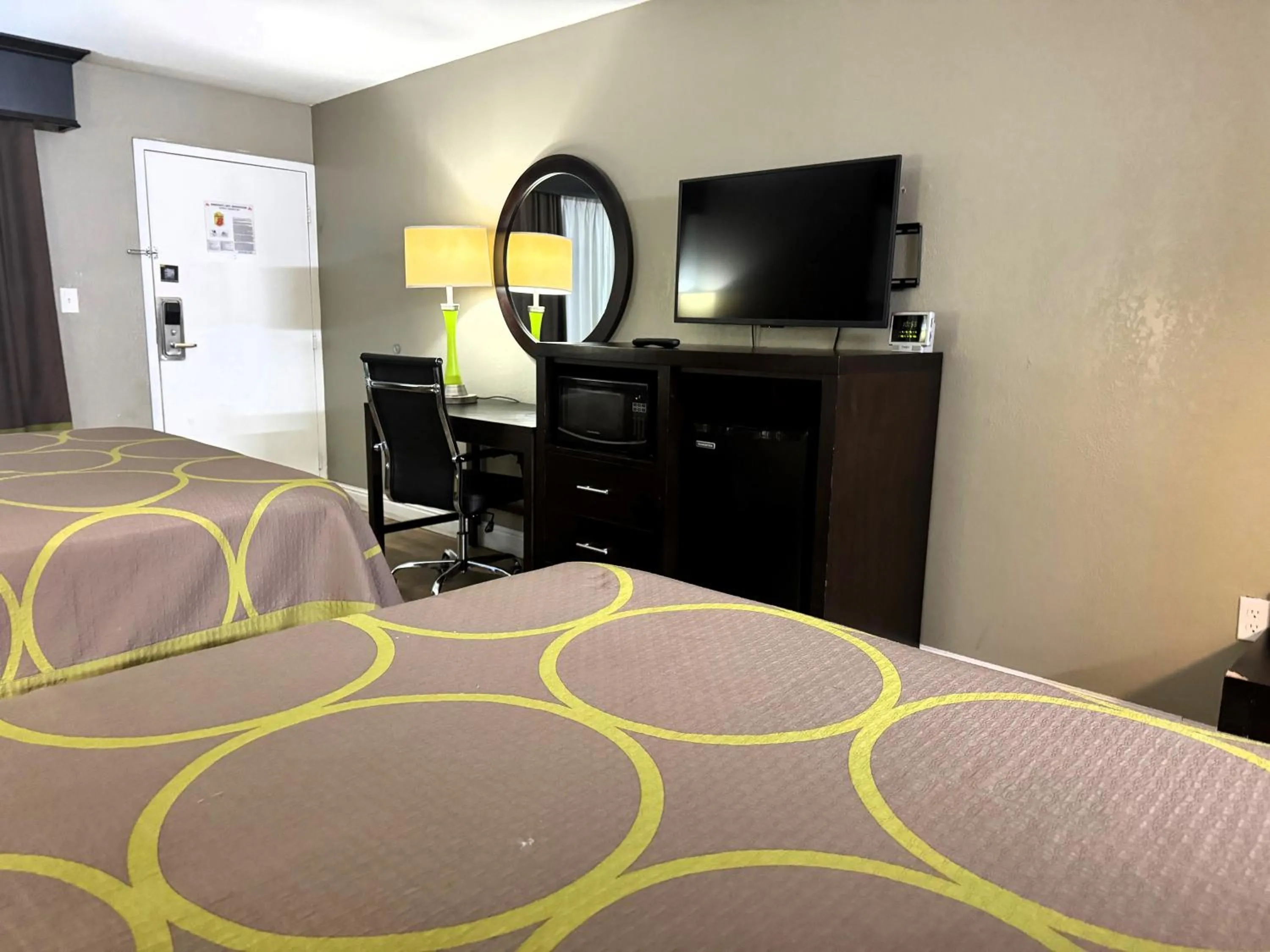 TV and multimedia, Bed in Super 8 by Wyndham Tupelo Airport