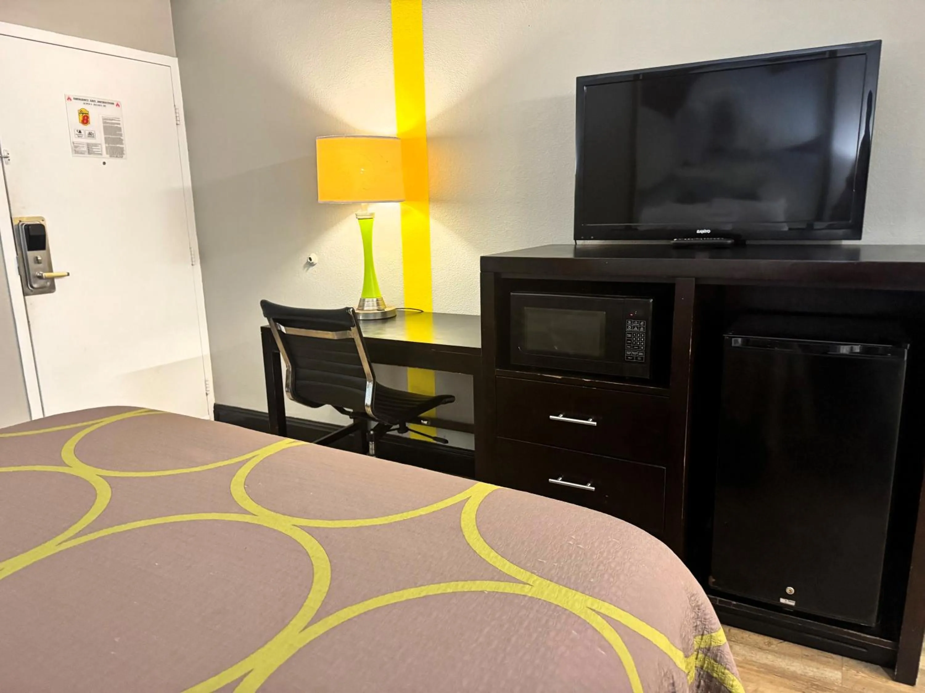 TV and multimedia in Super 8 by Wyndham Tupelo Airport