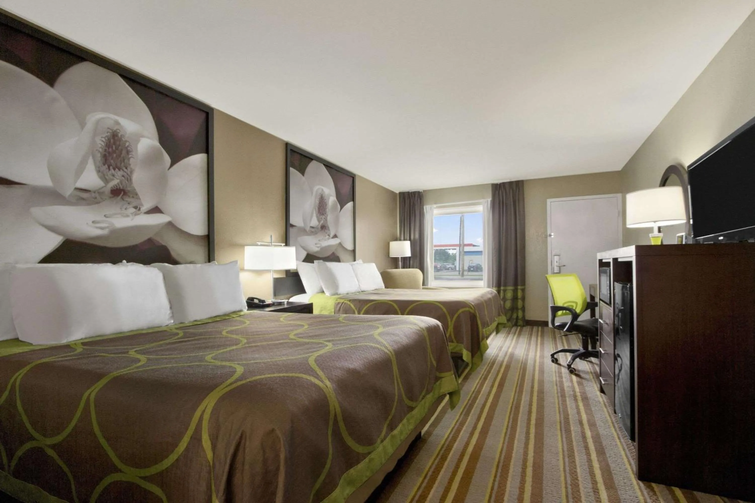 Photo of the whole room, Bed in Super 8 by Wyndham Tupelo Airport