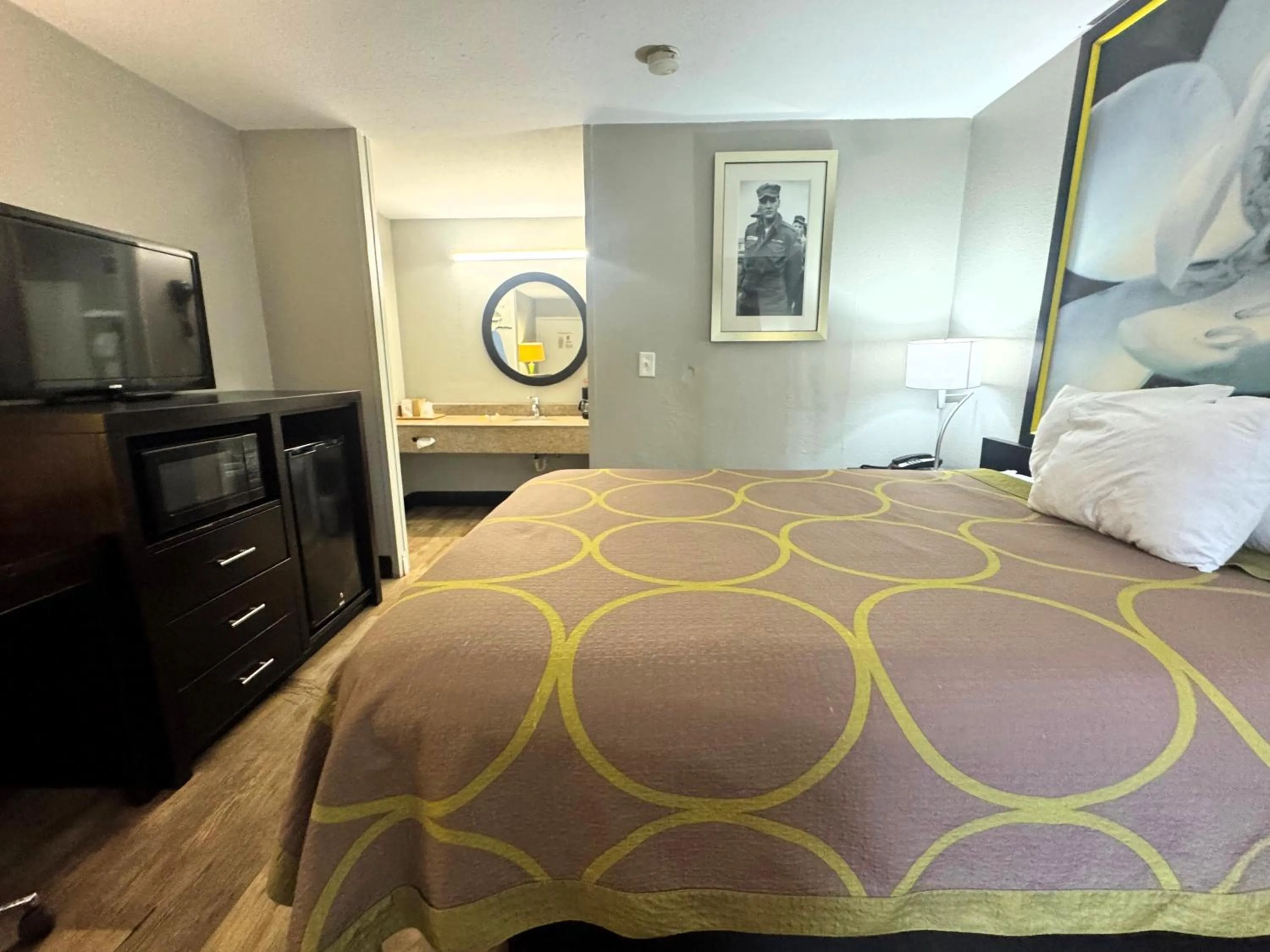 Photo of the whole room, Bed in Super 8 by Wyndham Tupelo Airport