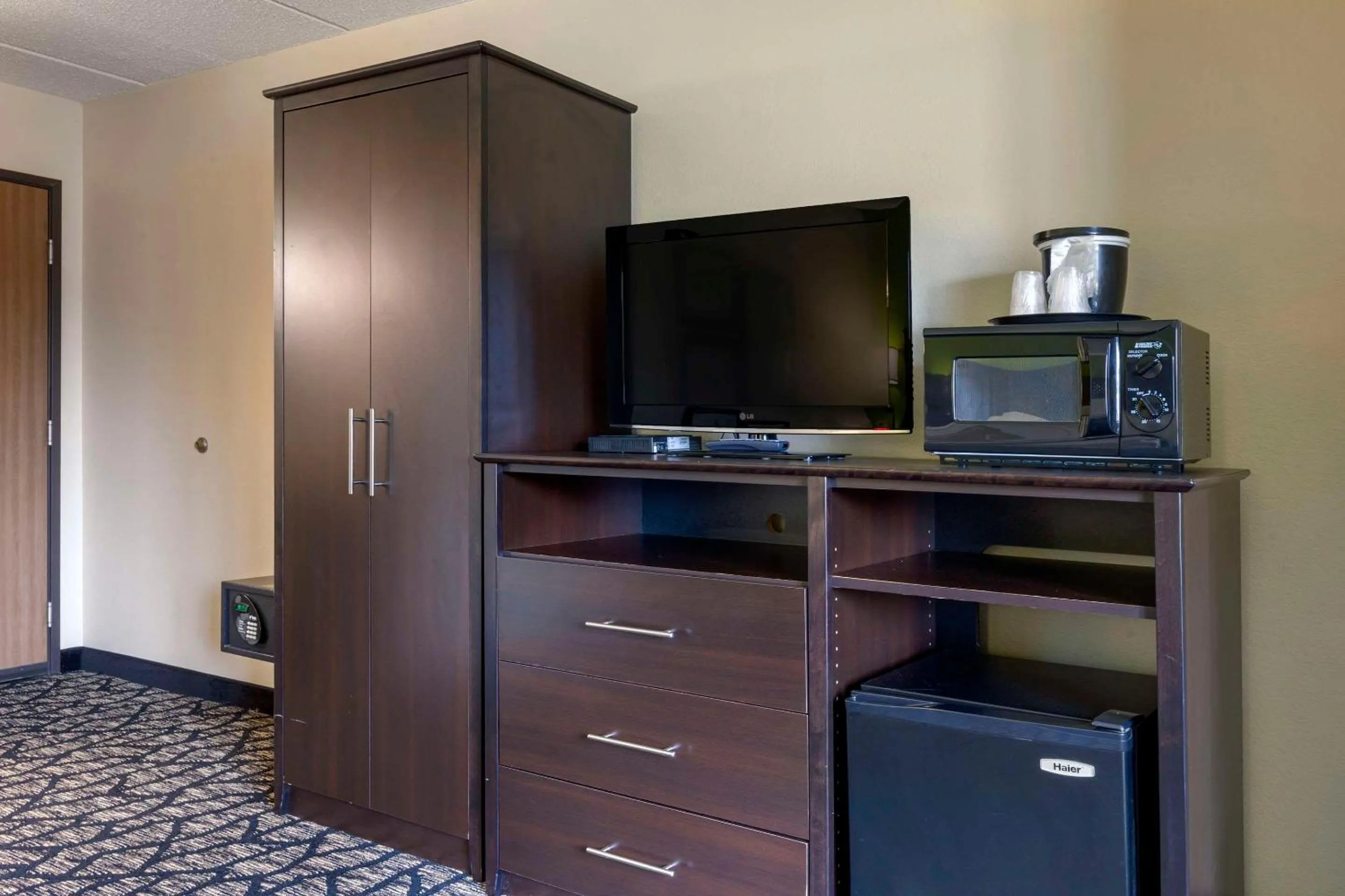 Bedroom in Quality Inn Oshkosh Aviation Park