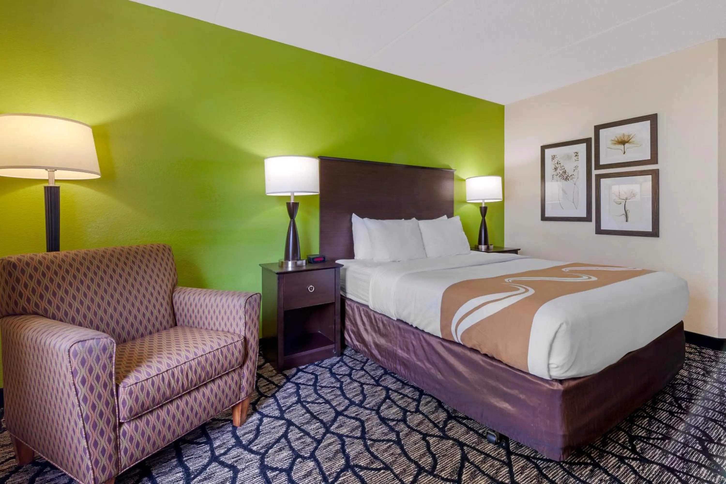 Bed in Quality Inn Oshkosh Aviation Park