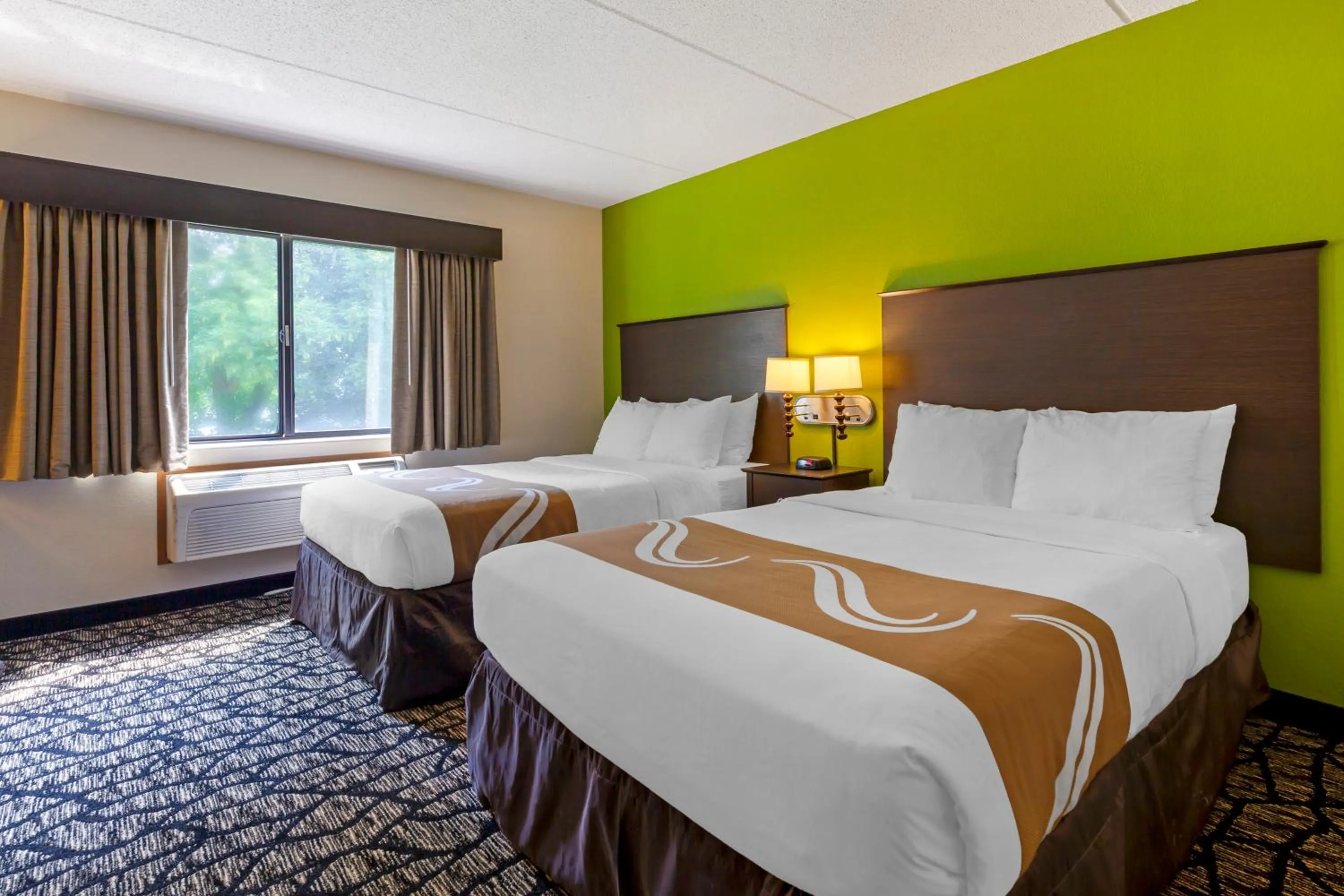 Bed in Quality Inn Oshkosh Aviation Park