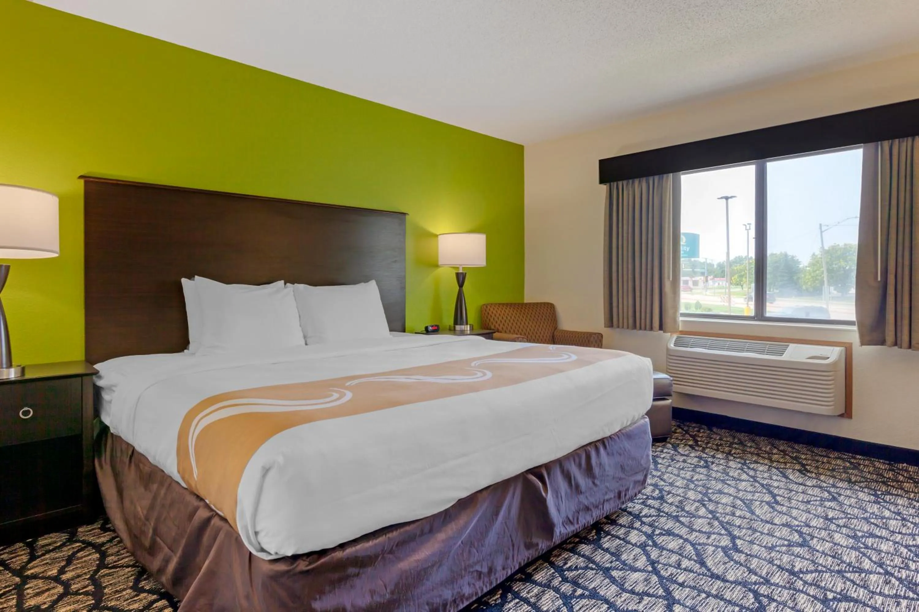 Bed in Quality Inn Oshkosh Aviation Park