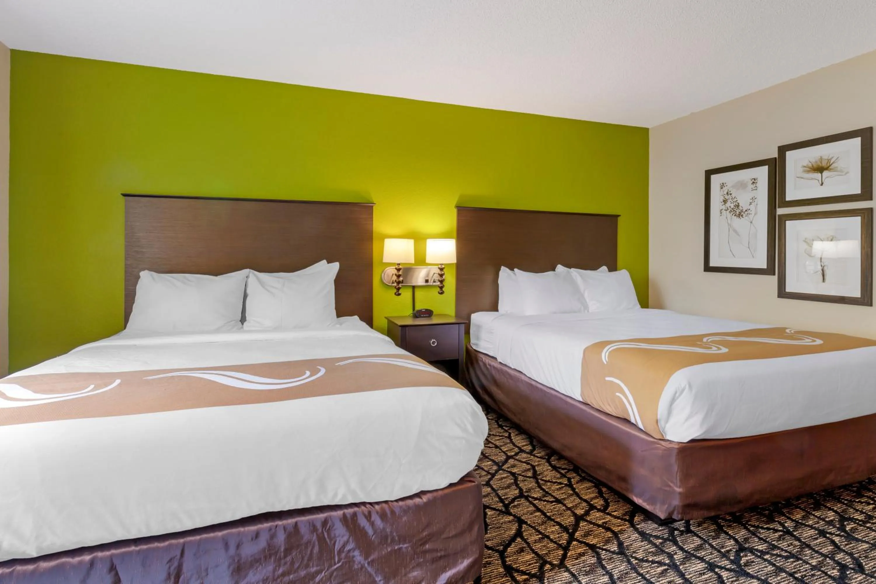 Bed in Quality Inn Oshkosh Aviation Park