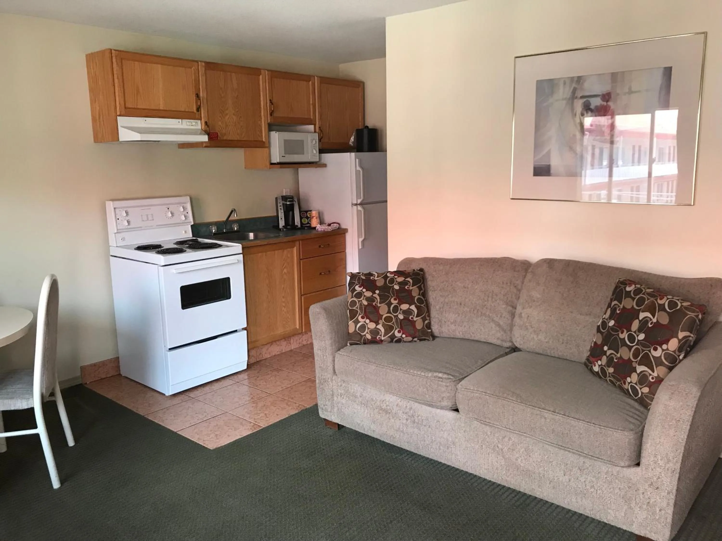 Kitchen or kitchenette in SlumberLodge Hotel