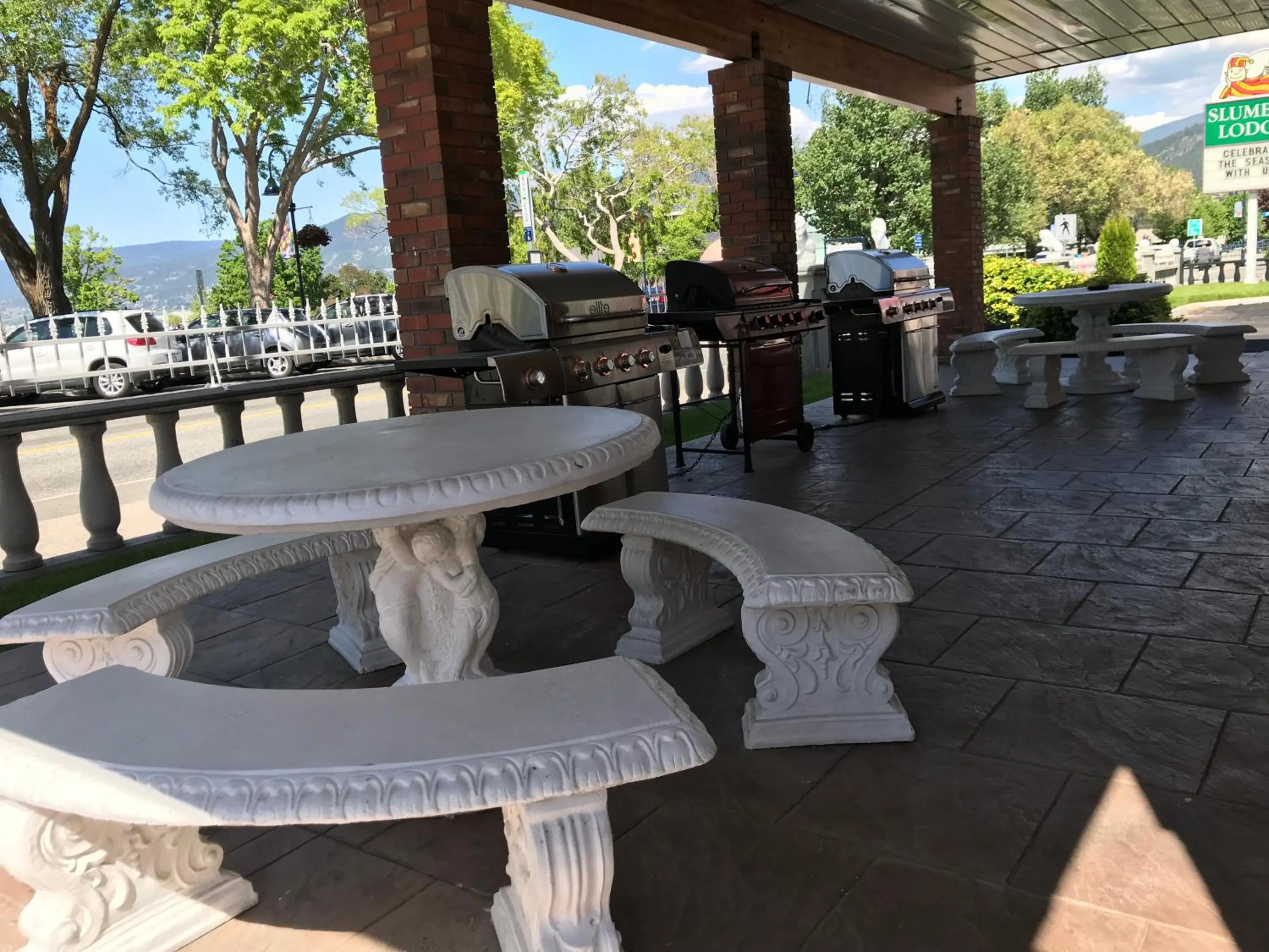 Patio in SlumberLodge Hotel