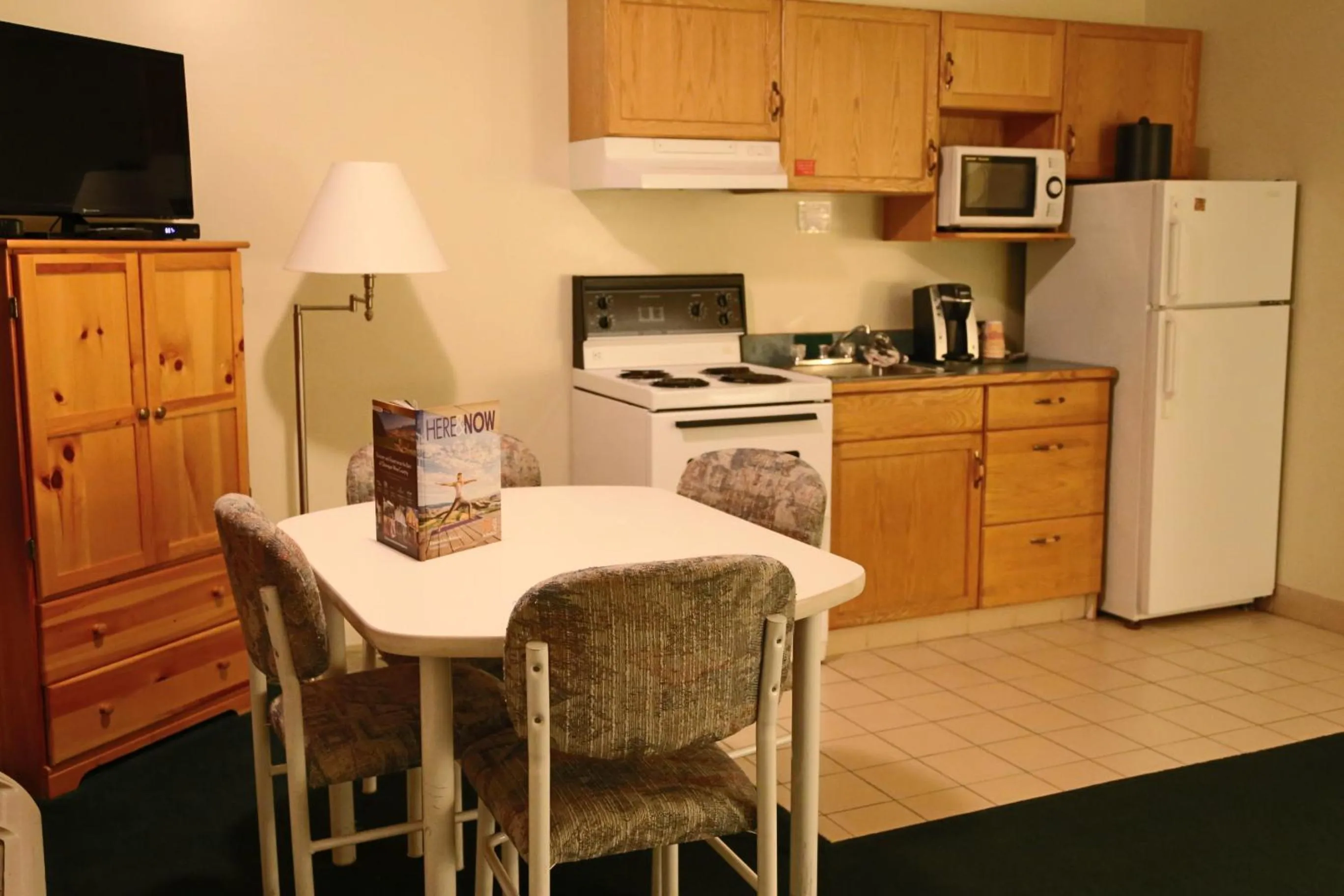 Kitchen or kitchenette in SlumberLodge Hotel