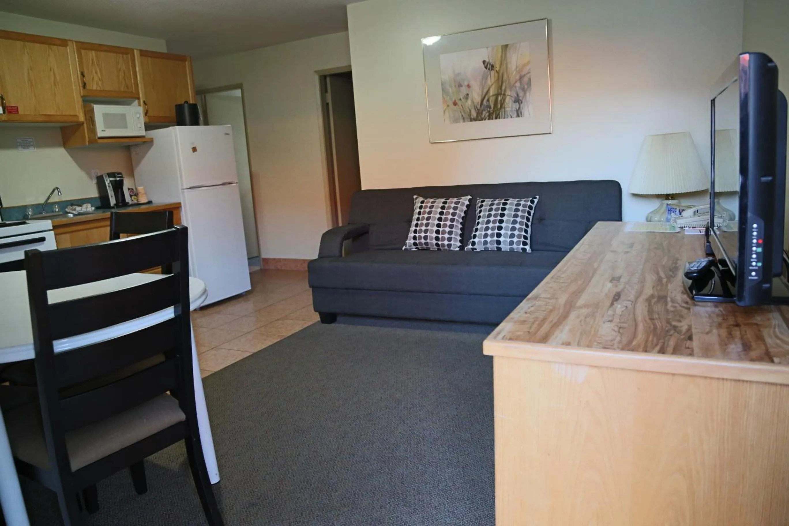 Kitchen or kitchenette in SlumberLodge Hotel