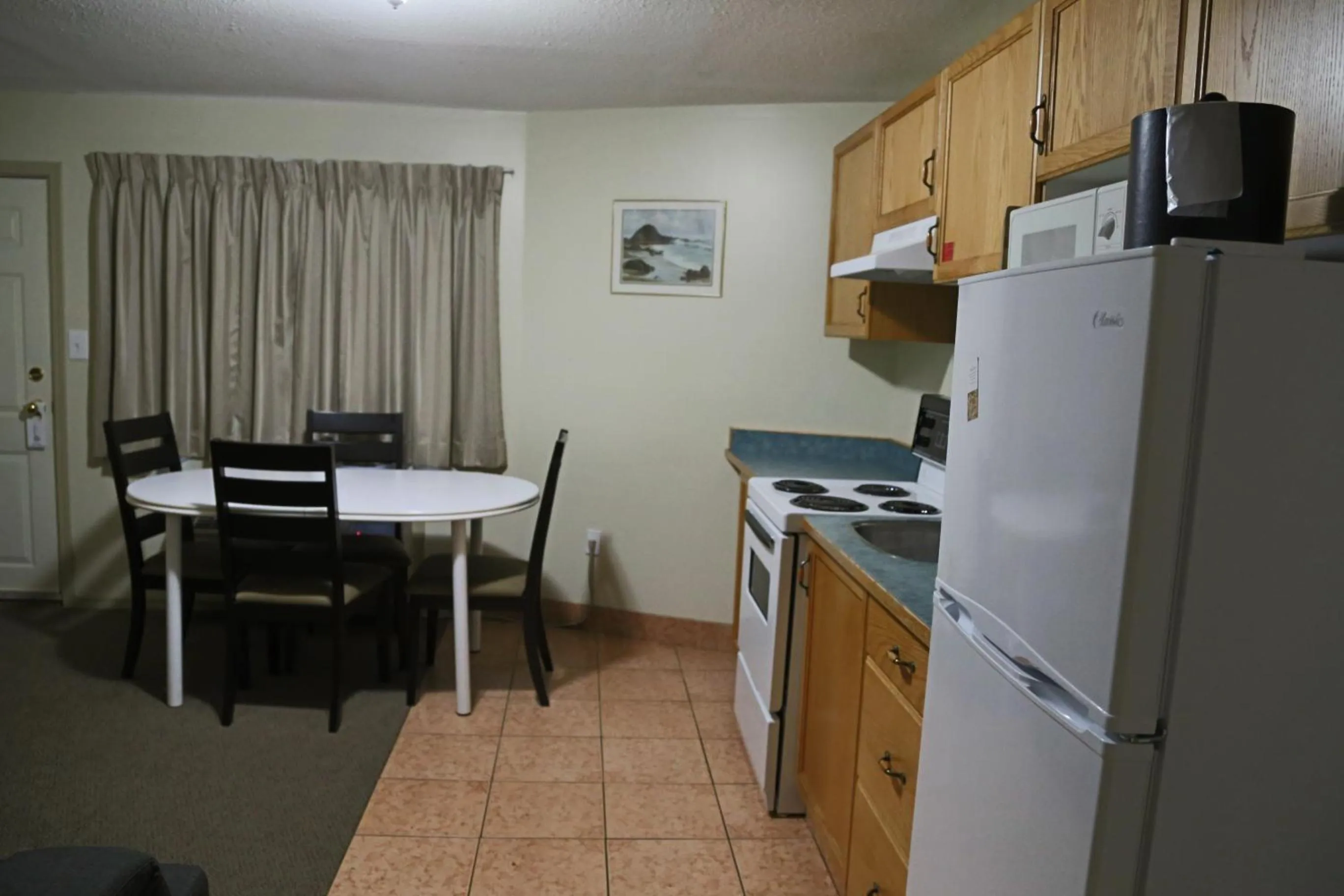 Kitchen or kitchenette in SlumberLodge Hotel