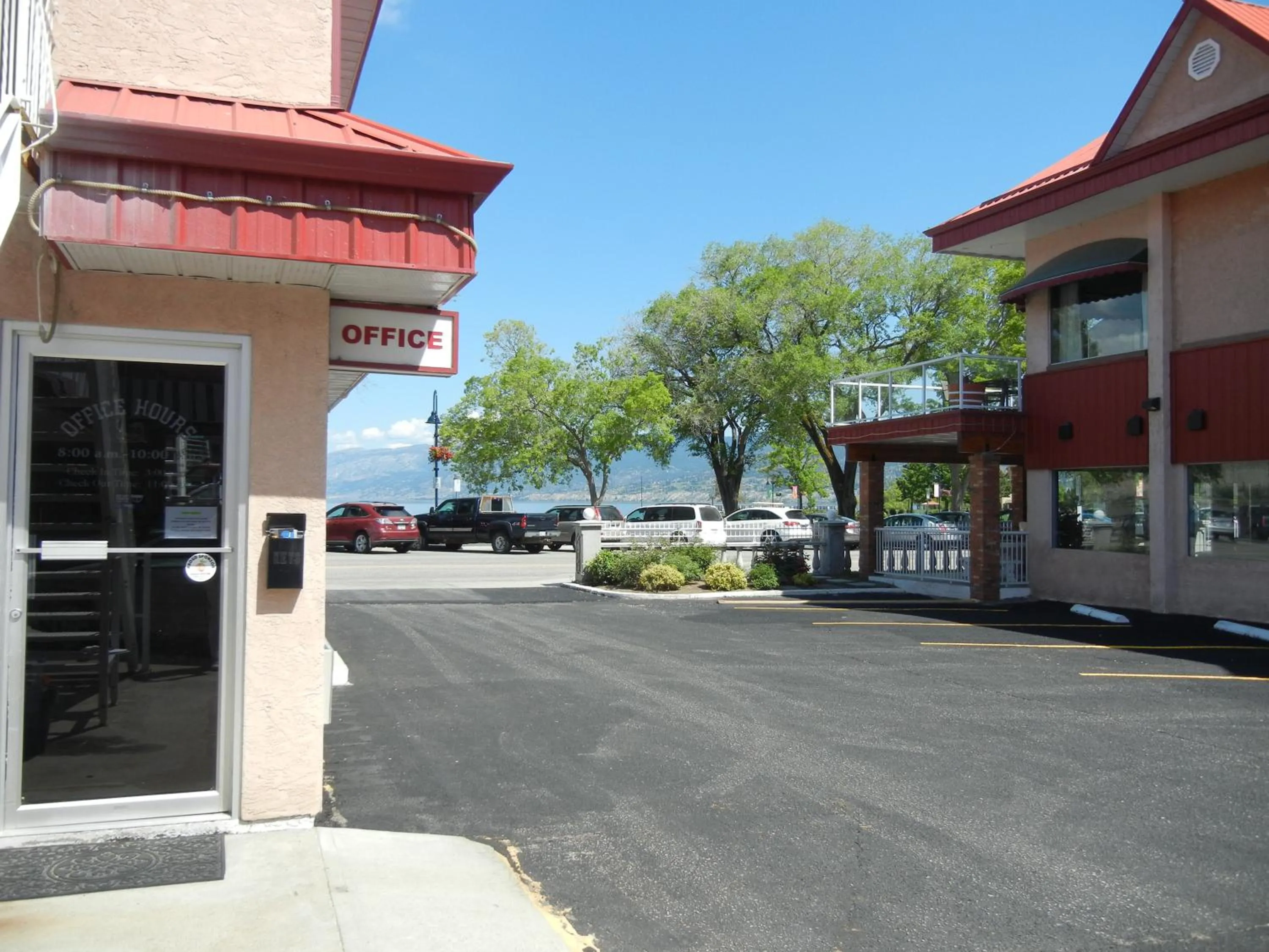 Facade/entrance in SlumberLodge Hotel