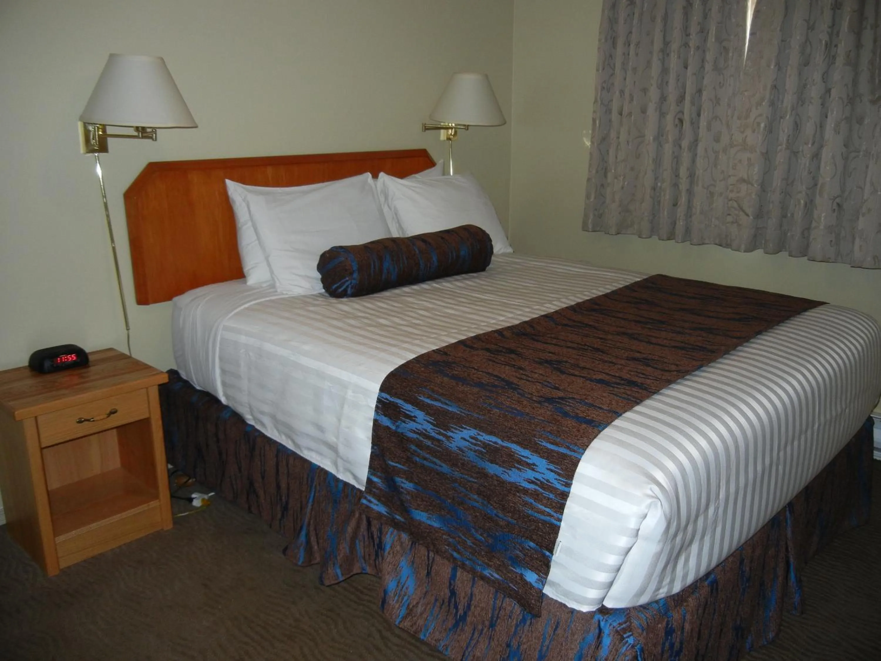 Bed in SlumberLodge Hotel