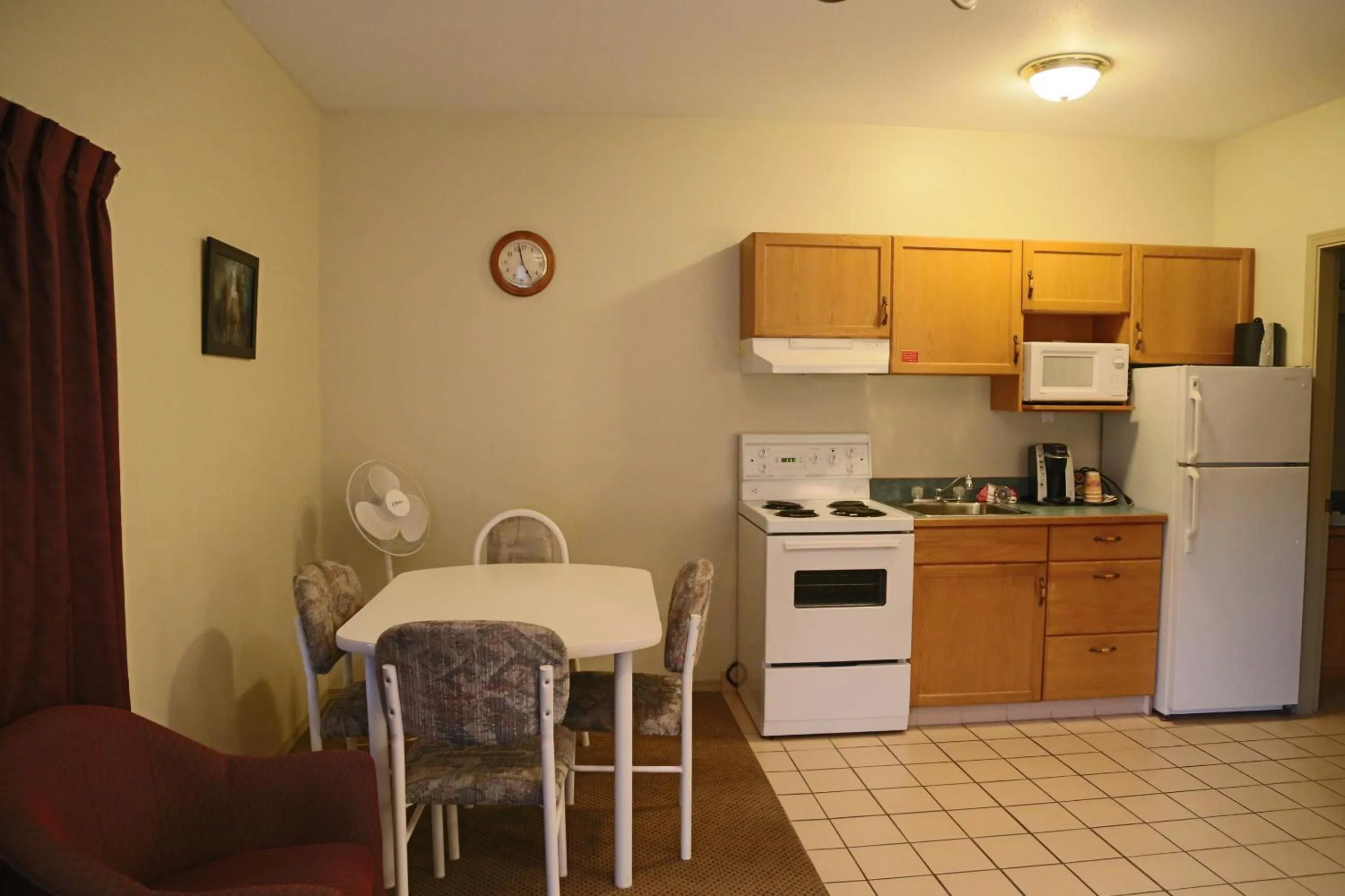 Kitchen or kitchenette in SlumberLodge Hotel