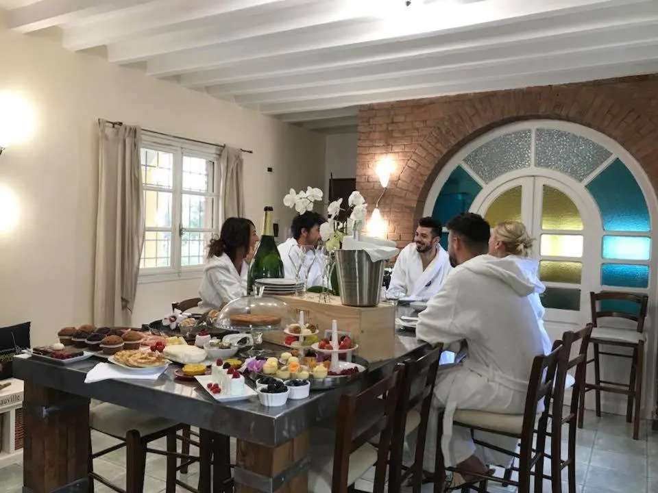 People in Maison Petit Perlage B&B and Champagne