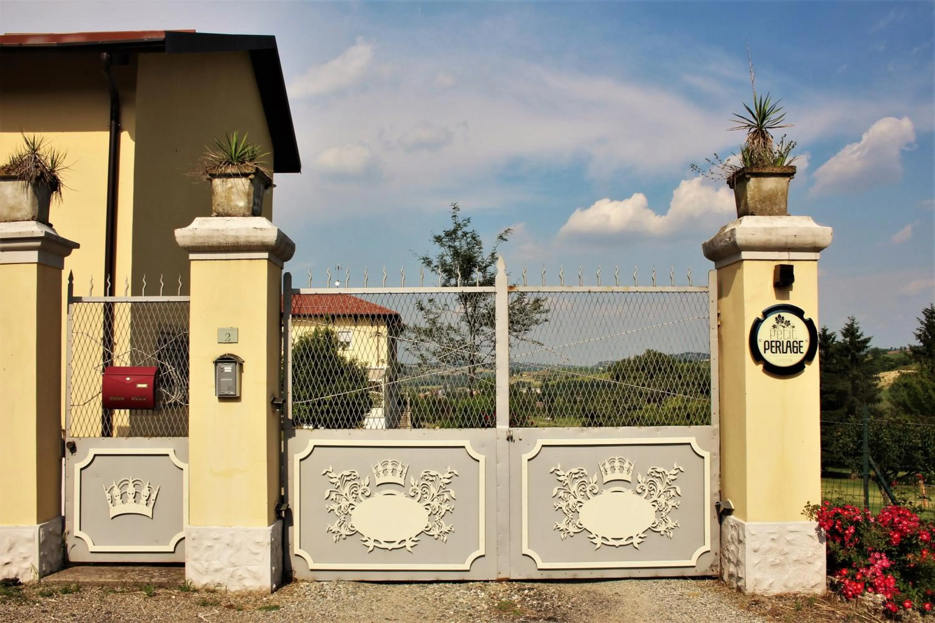 Property building in Maison Petit Perlage B&B and Champagne