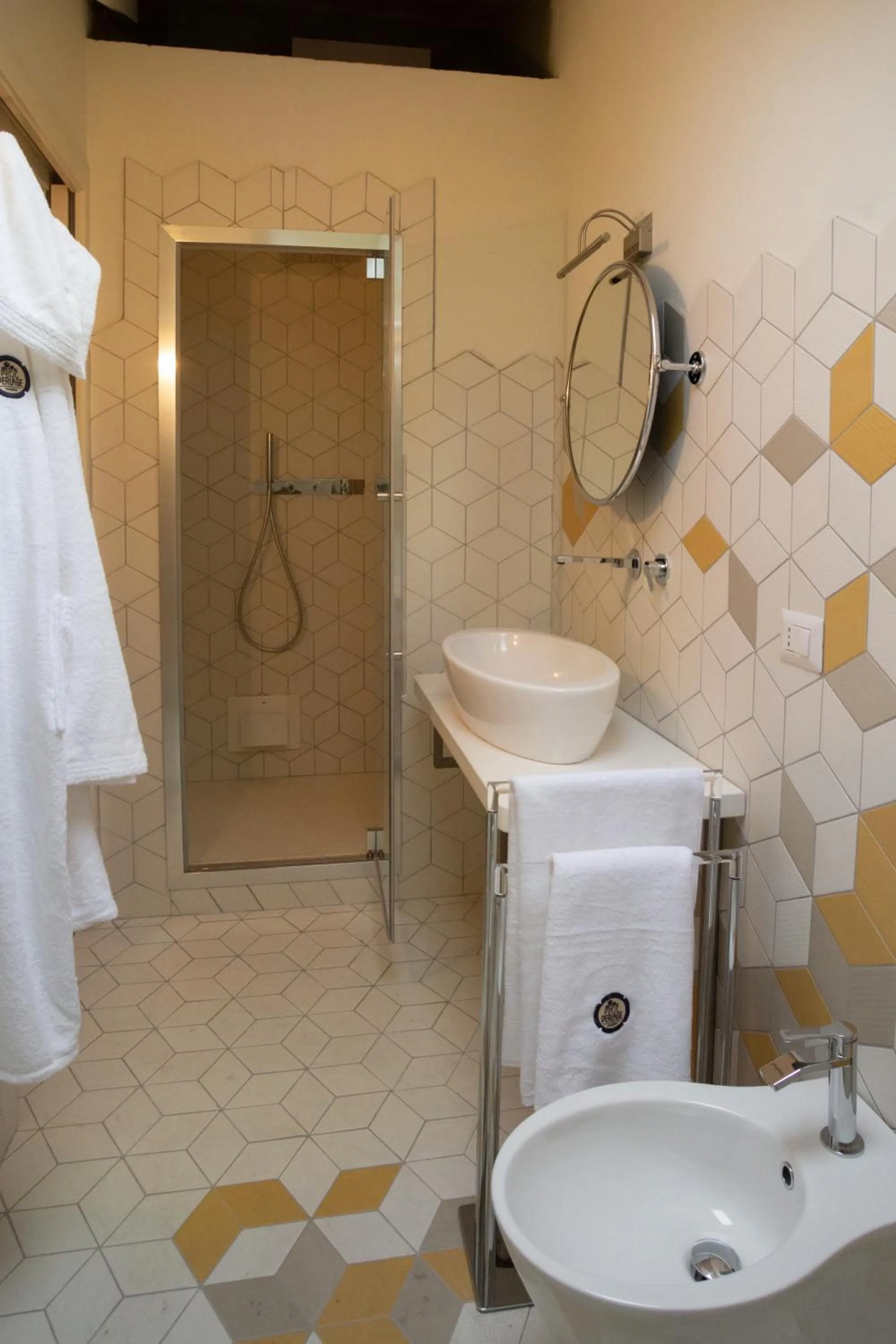 Shower in Maison Petit Perlage B&B and Champagne