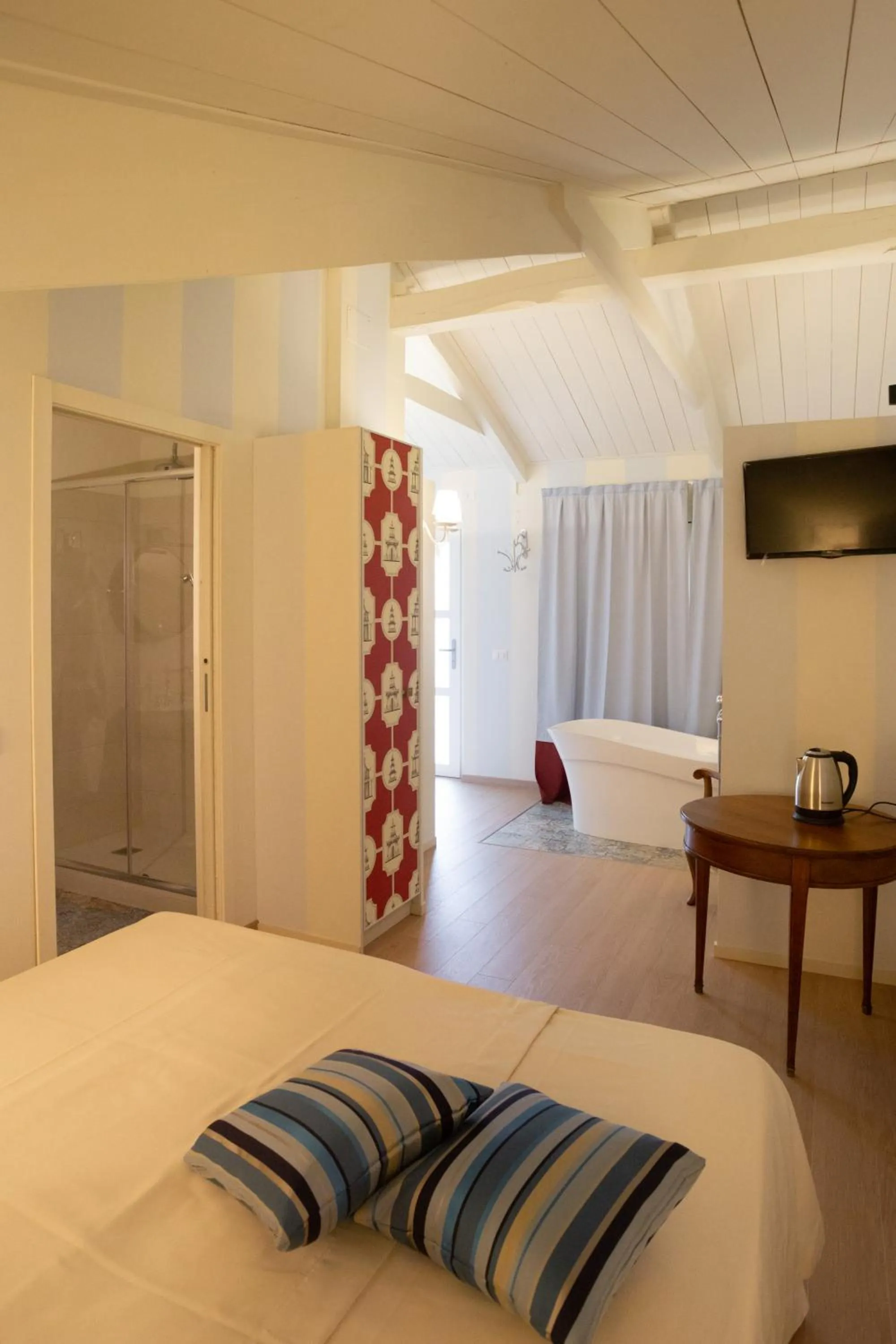 Bed in Maison Petit Perlage B&B and Champagne