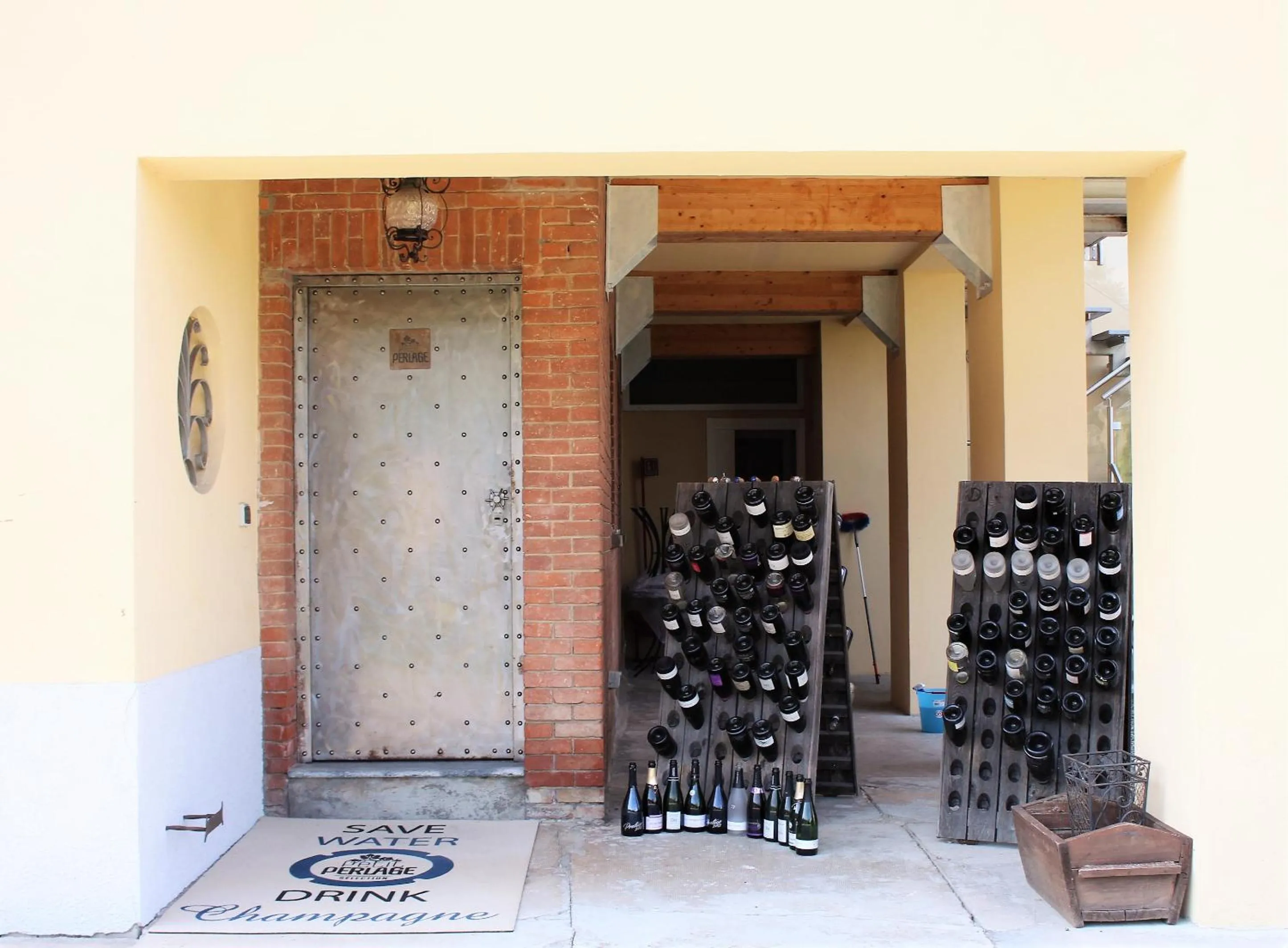 Property building in Maison Petit Perlage B&B and Champagne