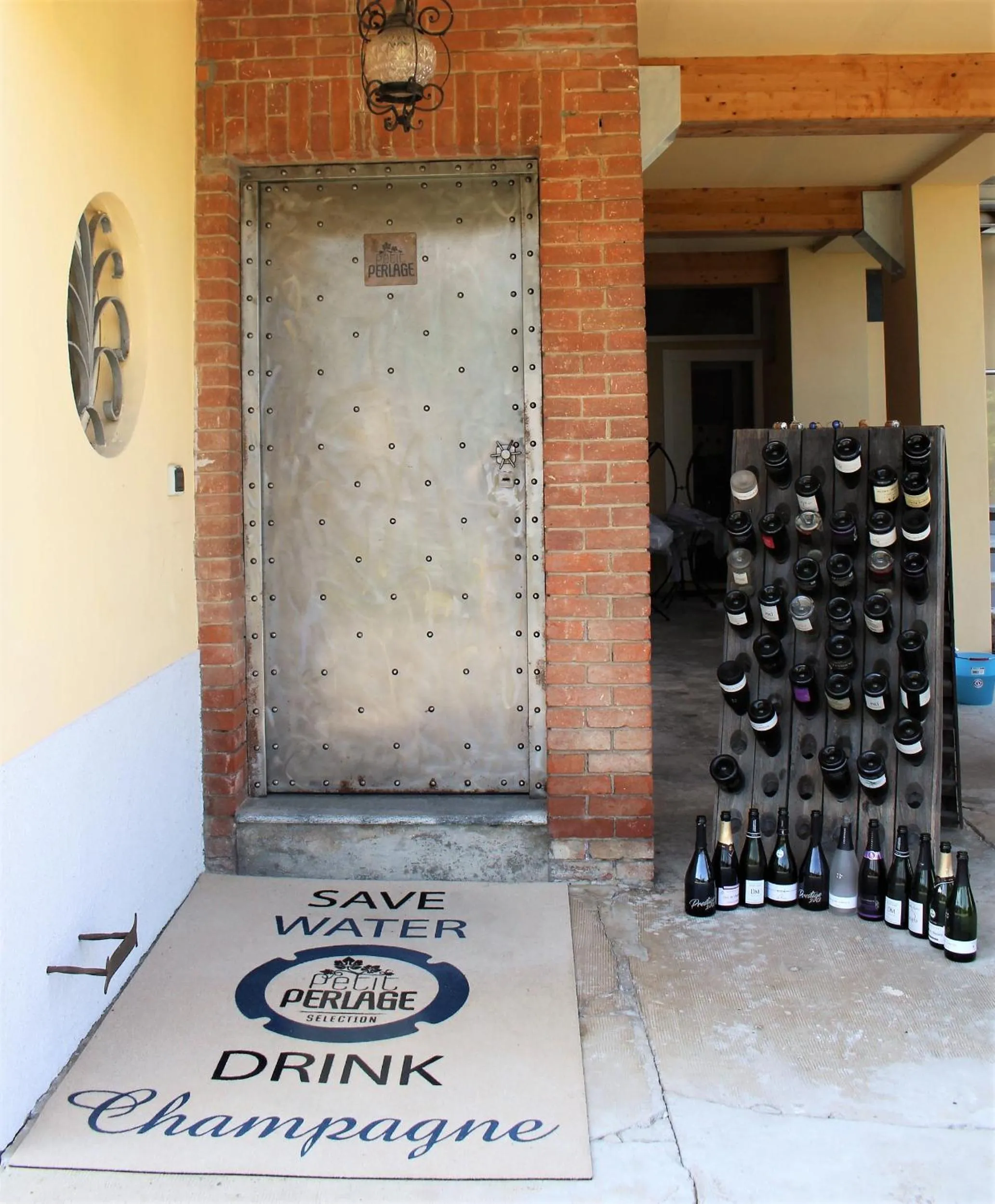 Property building in Maison Petit Perlage B&B and Champagne