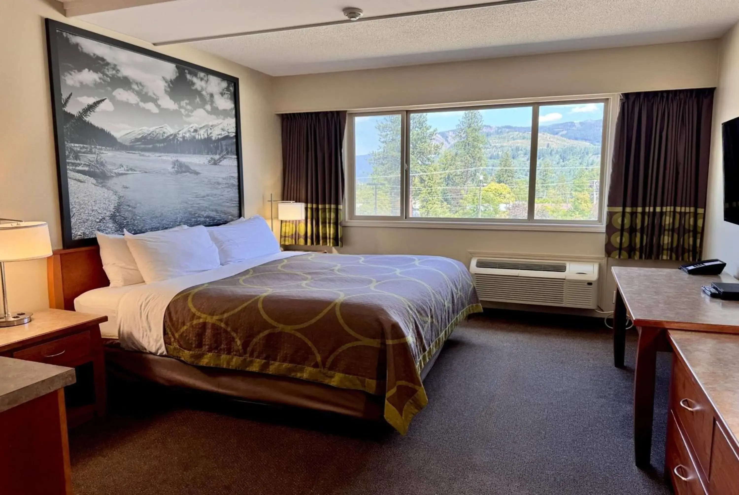 King Room - Pet Friendly in Super 8 by Wyndham Castlegar BC King Room - Pet Friendly in Super 8 by Wyndham Castlegar BC