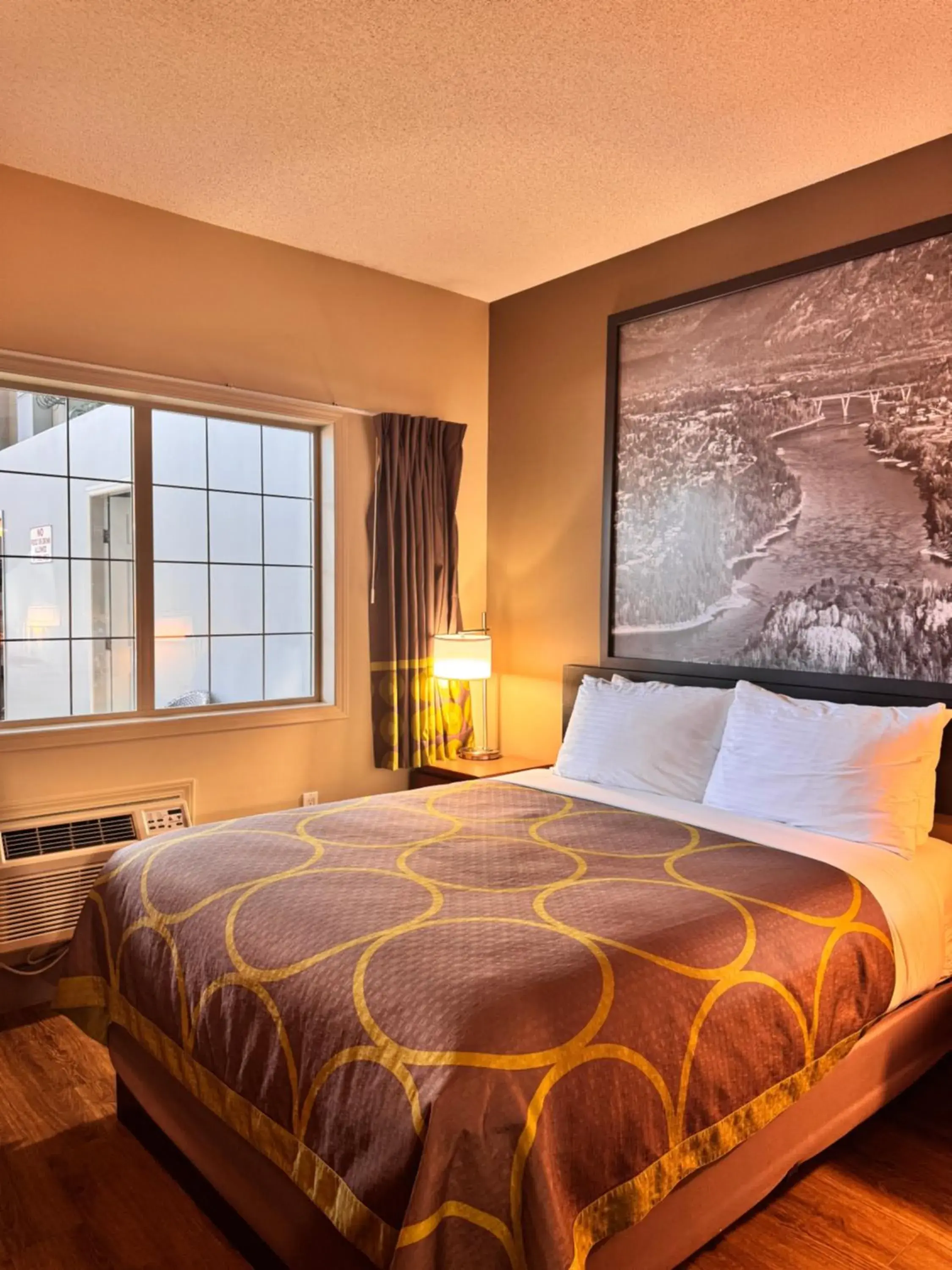 One-Bedroom Poolside Theme Suite - Non-Smoking in Super 8 by Wyndham Castlegar BC One-Bedroom Poolside Theme Suite - Non-Smoking in Super 8 by Wyndham Castlegar BC