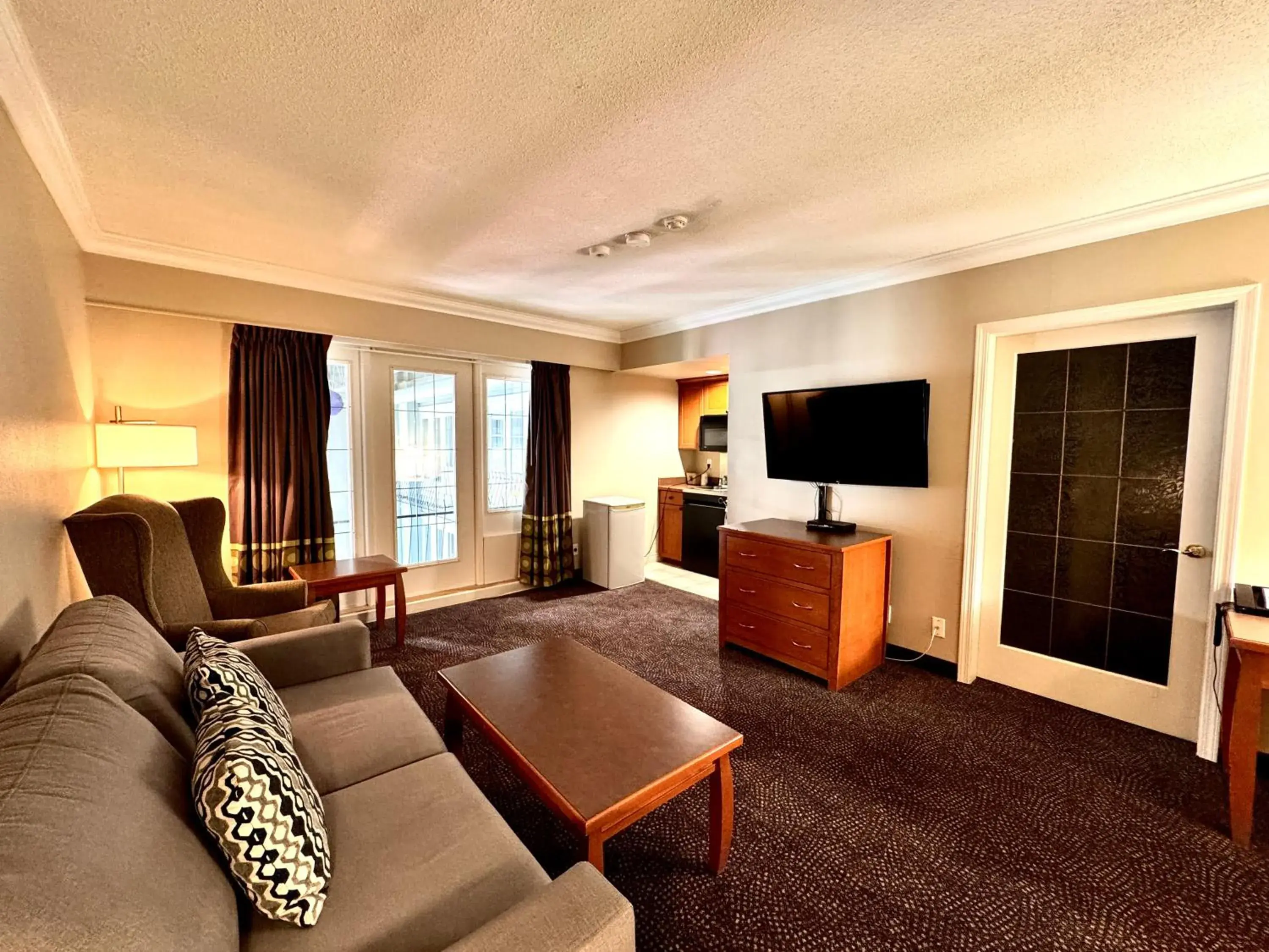 One-Bedroom King Suite - Non-Smoking in Super 8 by Wyndham Castlegar BC One-Bedroom King Suite - Non-Smoking in Super 8 by Wyndham Castlegar BC