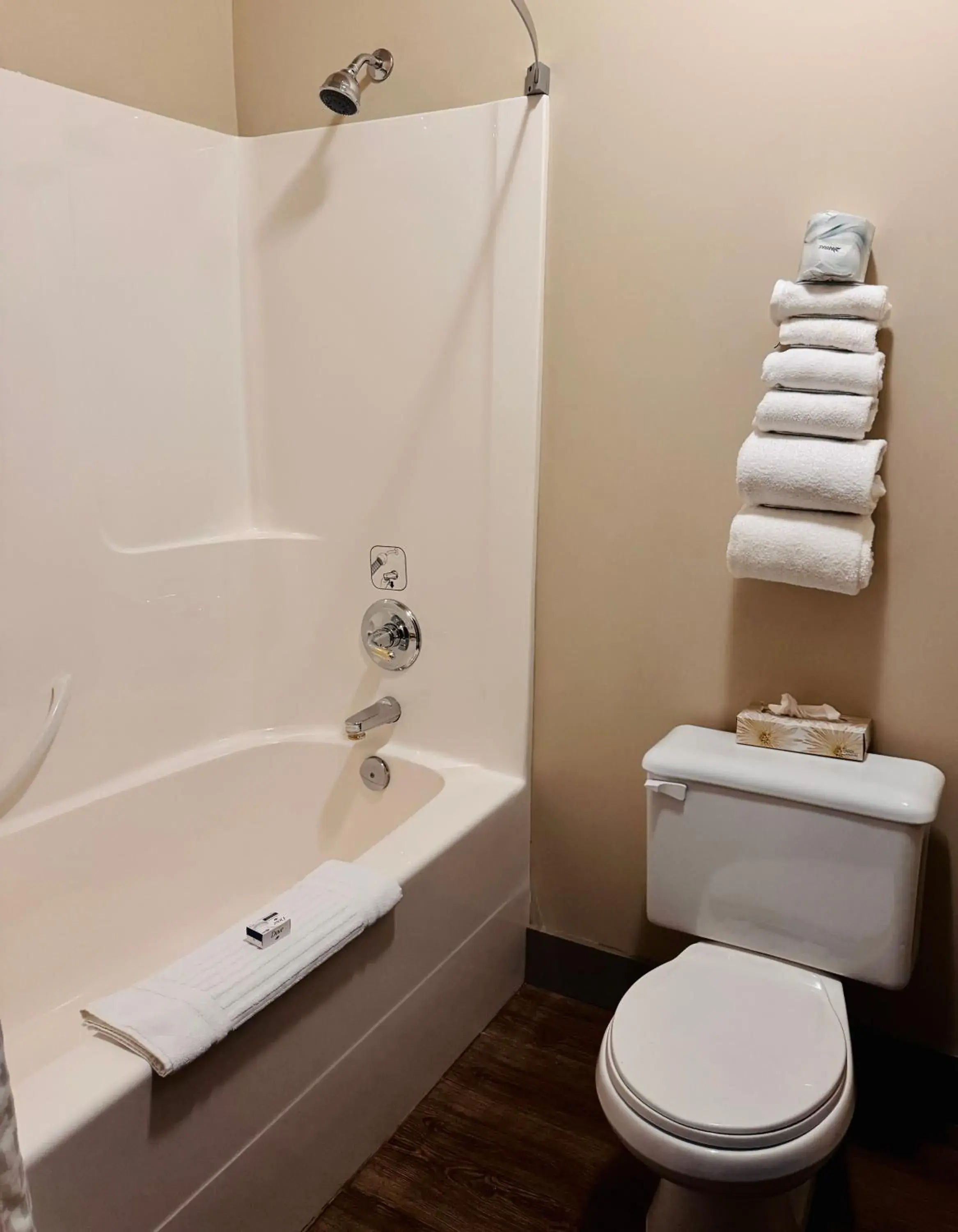 Deluxe Queen Suite - Non-Smoking in Super 8 by Wyndham Castlegar BC Deluxe Queen Suite - Non-Smoking in Super 8 by Wyndham Castlegar BC