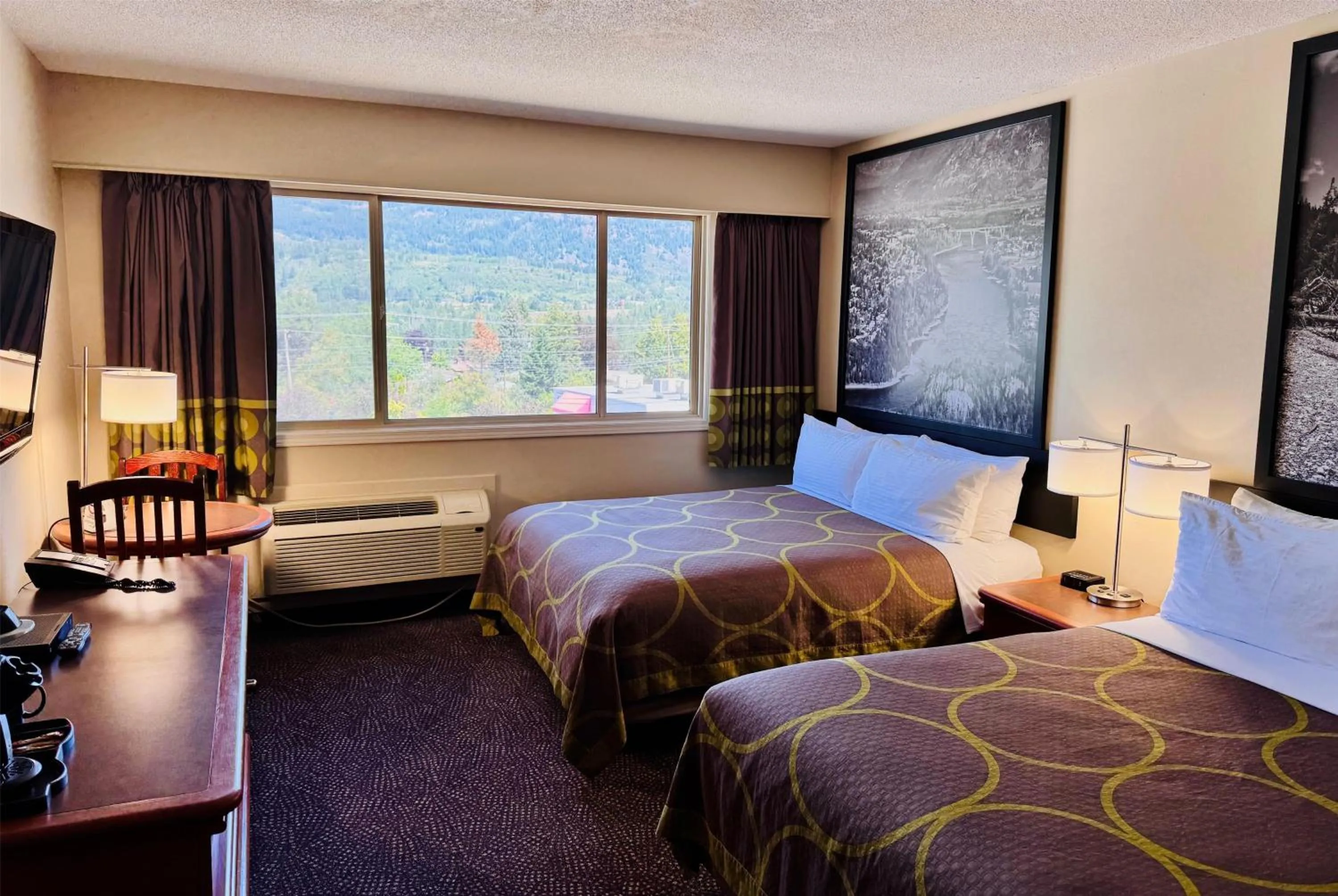 Photo of the whole room, Bed in Super 8 by Wyndham Castlegar BC