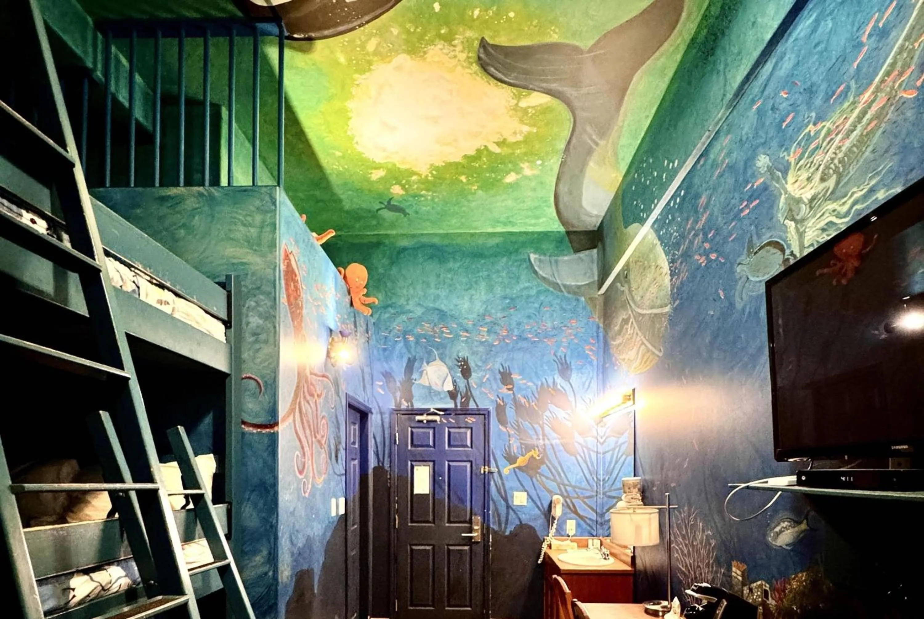 Photo of the whole room in Super 8 by Wyndham Castlegar BC