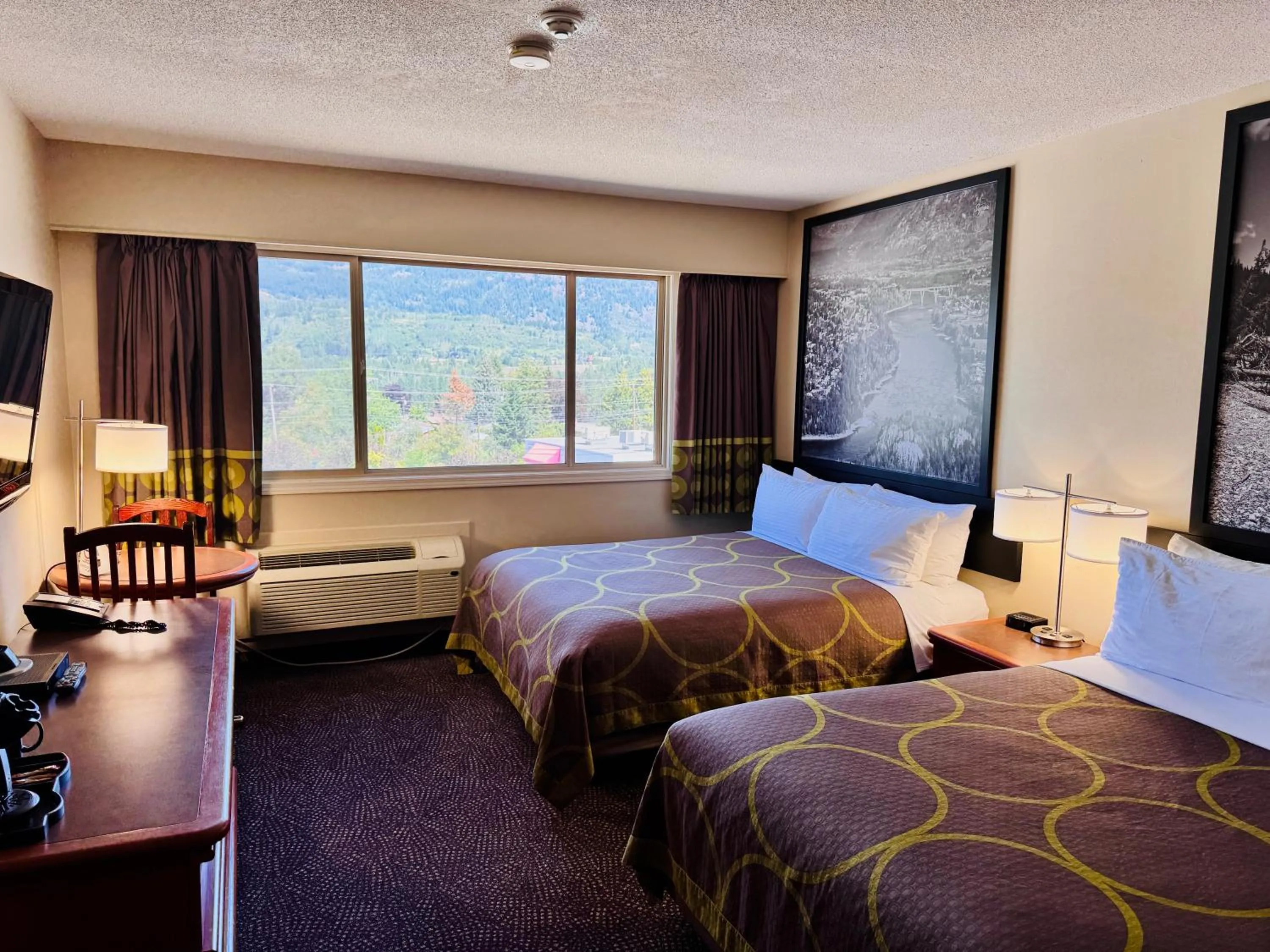 Bed in Super 8 by Wyndham Castlegar BC