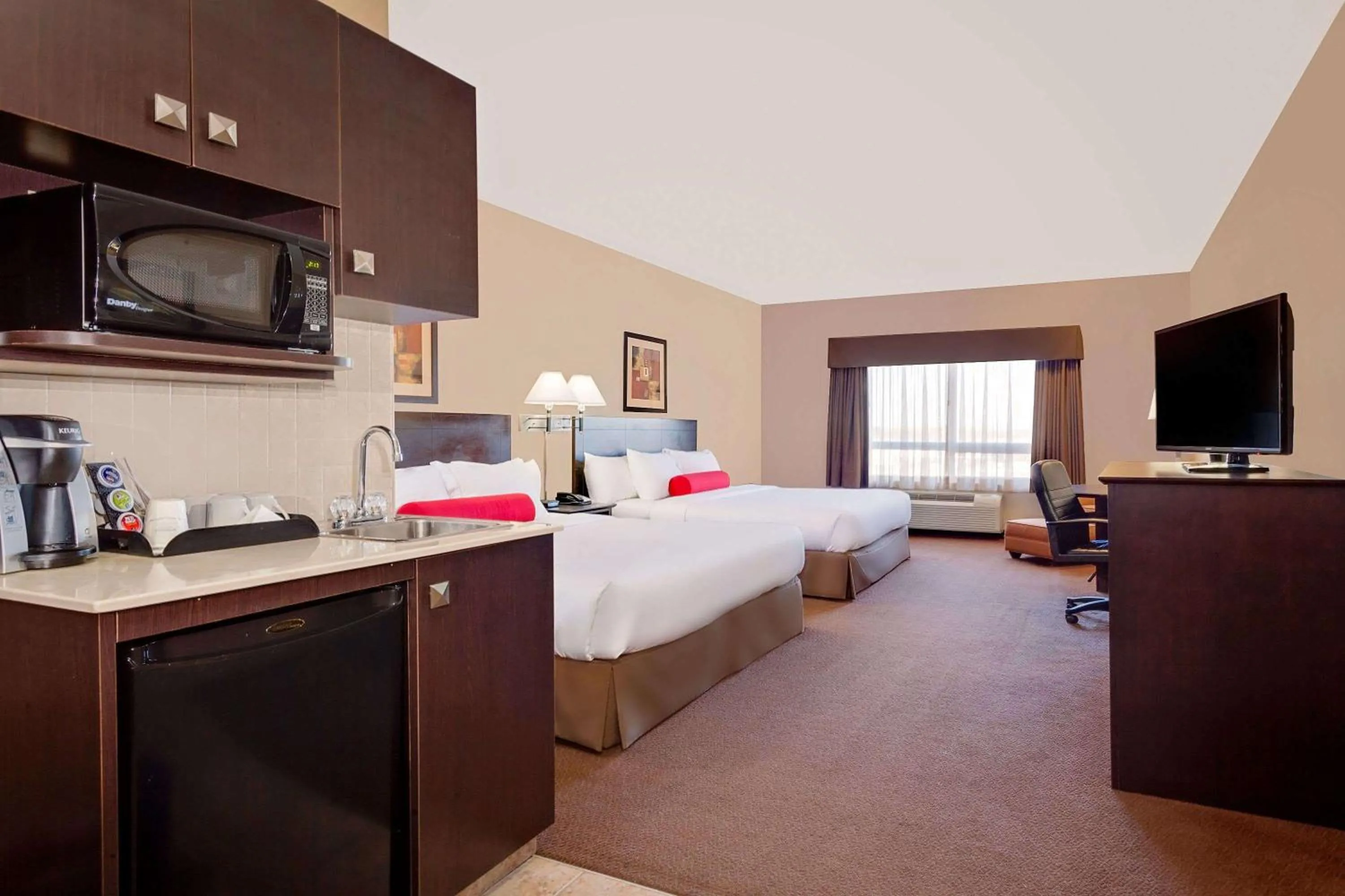 Photo of the whole room, Bed in Ramada by Wyndham Stettler