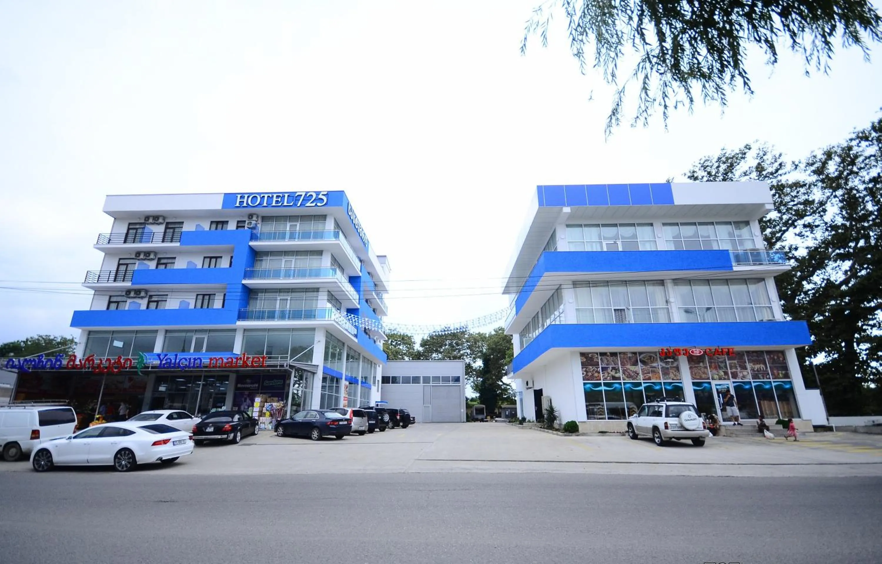 Restaurant/places to eat in Hotel 725 B