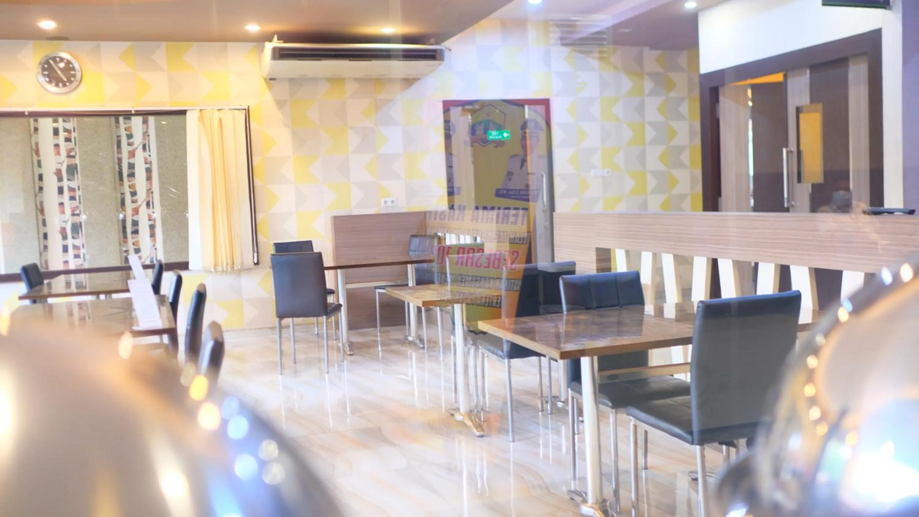 Restaurant/places to eat in Grand Krakatau Hotel Serang