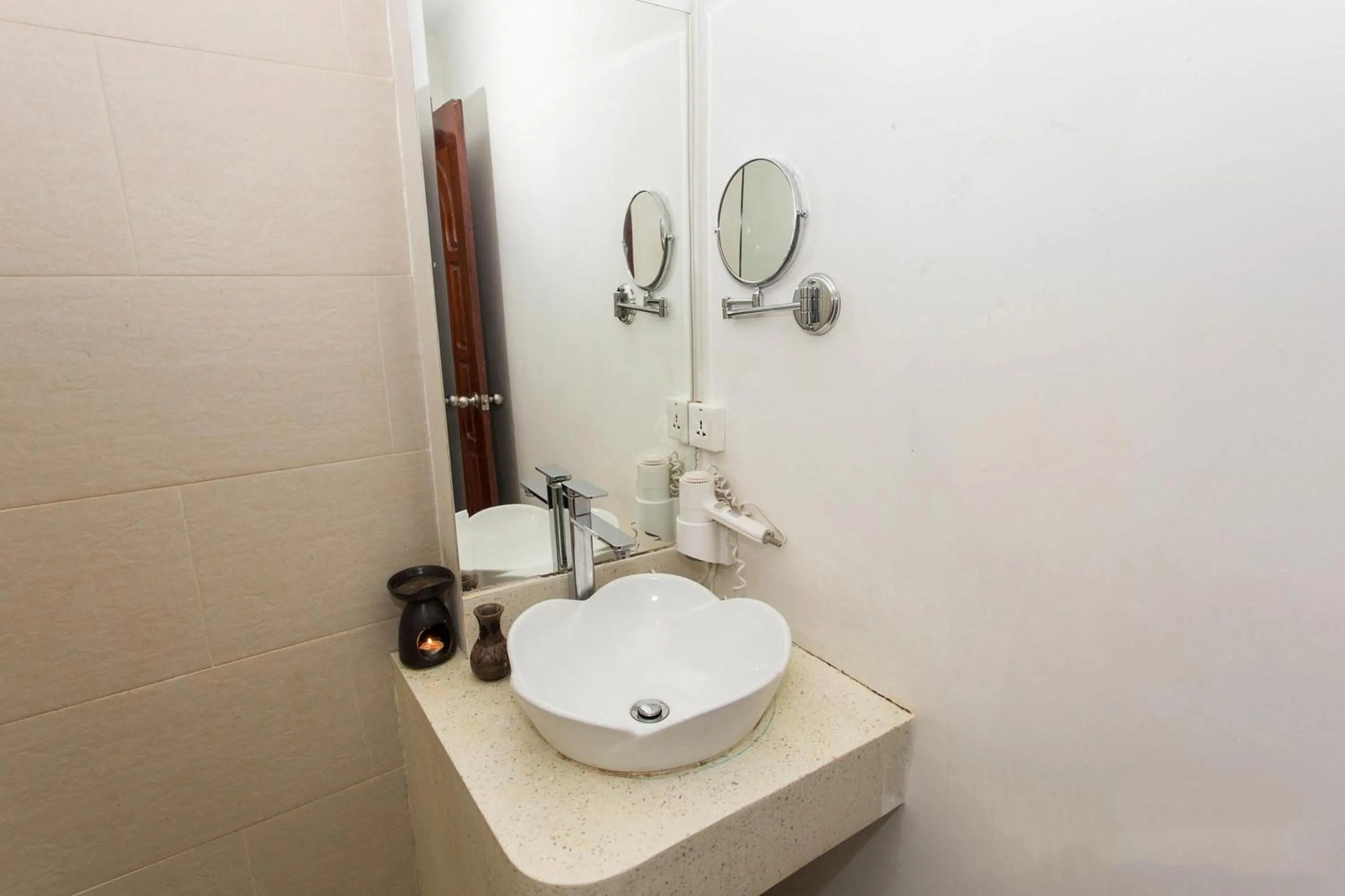 Bathroom in Apsara Centrepole Hotel