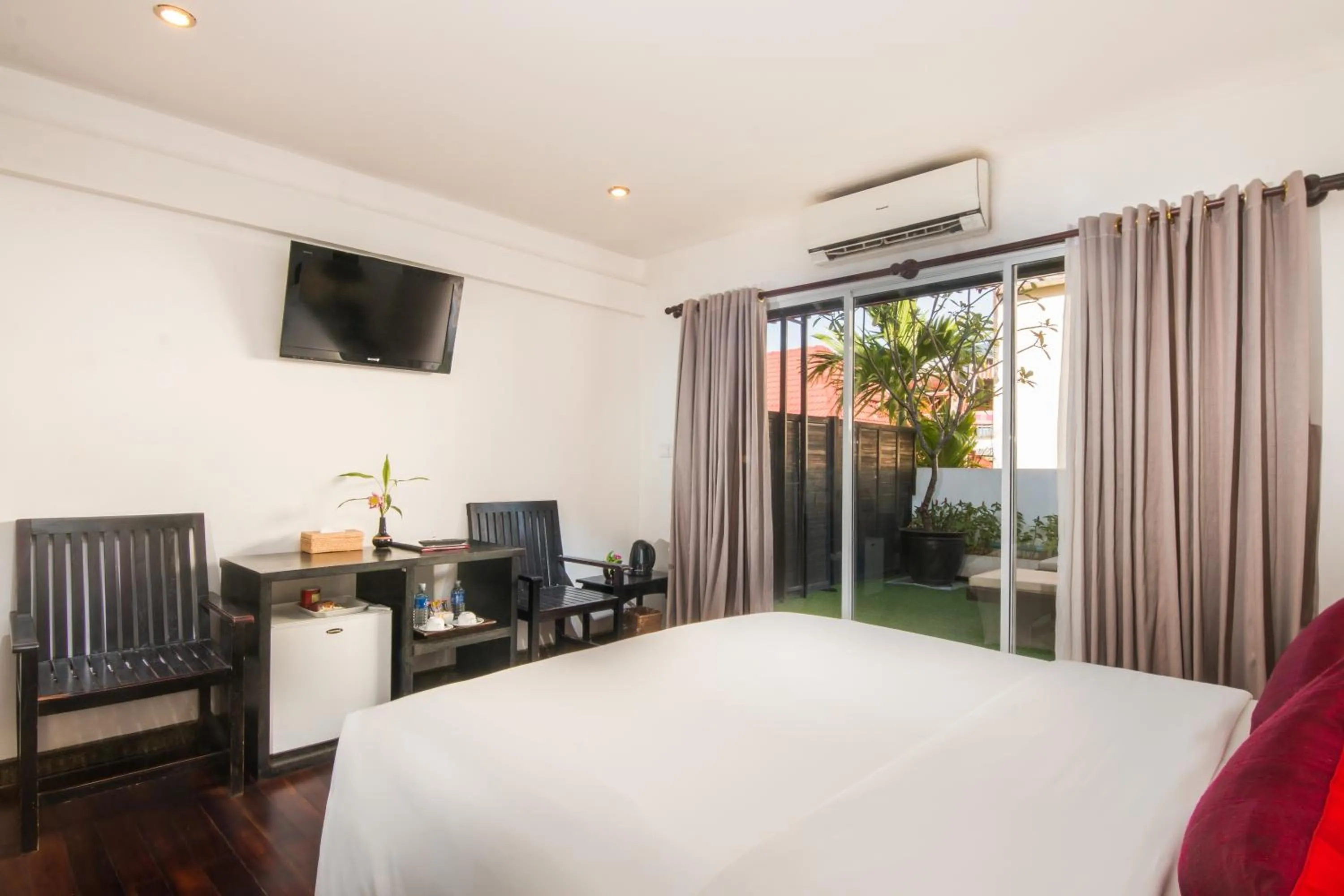 Photo of the whole room, Bed in Apsara Centrepole Hotel