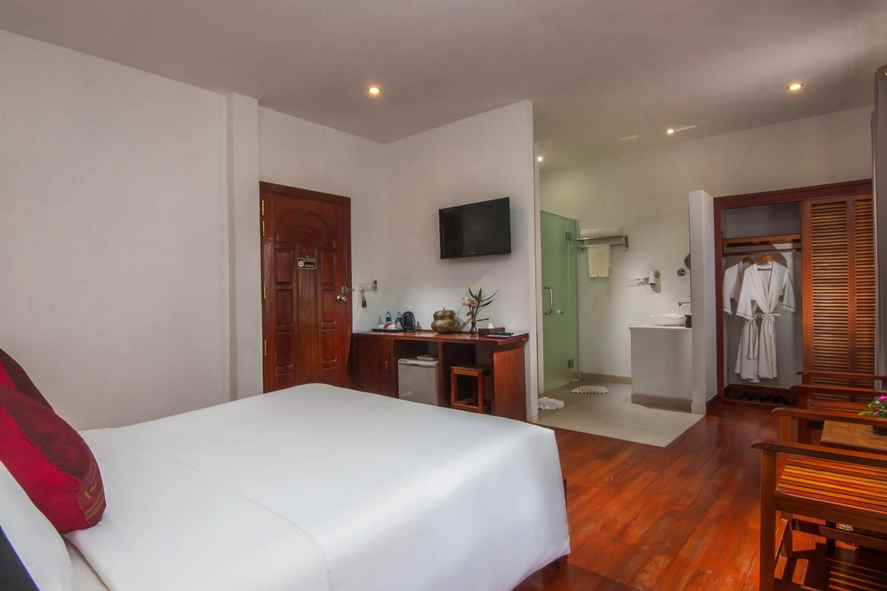 Photo of the whole room, Bed in Apsara Centrepole Hotel