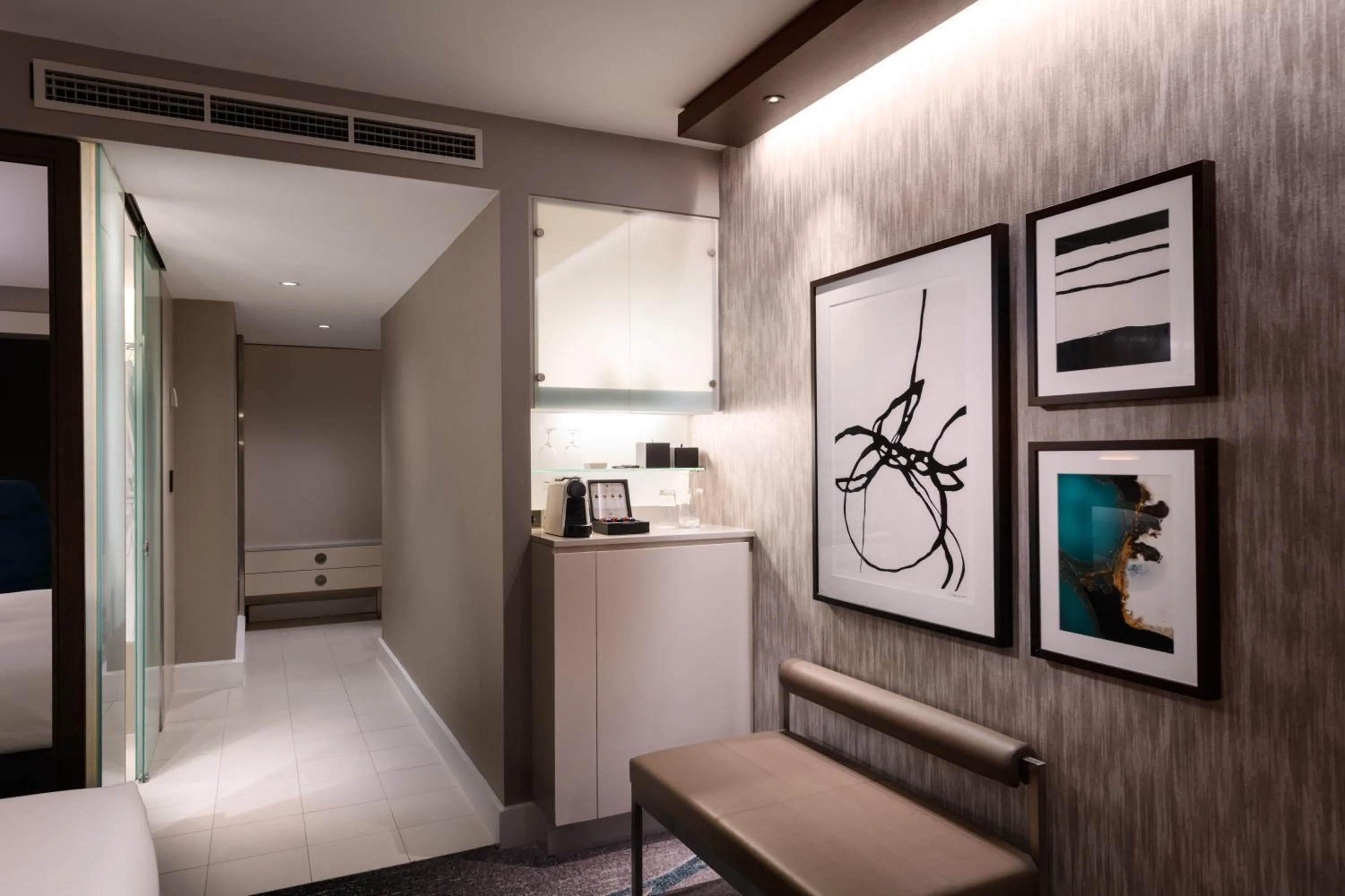 Photo of the whole room, Bed in Hilton Sydney