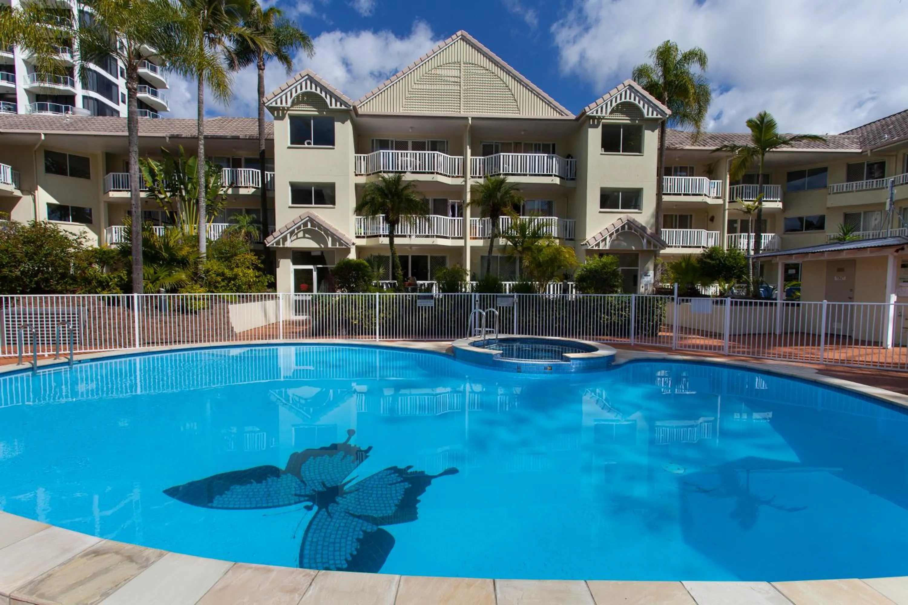 Swimming pool in Surfers Tradewinds