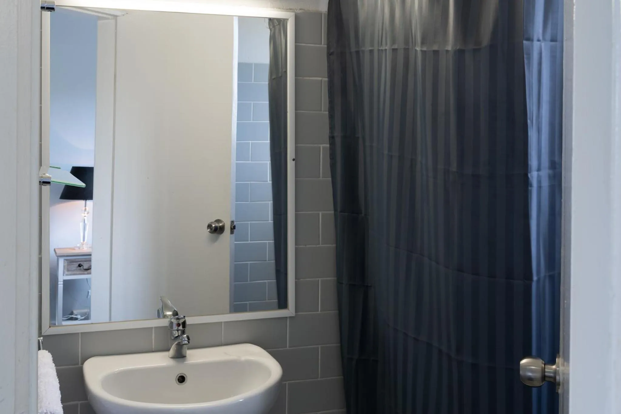 Shower in Blue Mountains Highway Motel