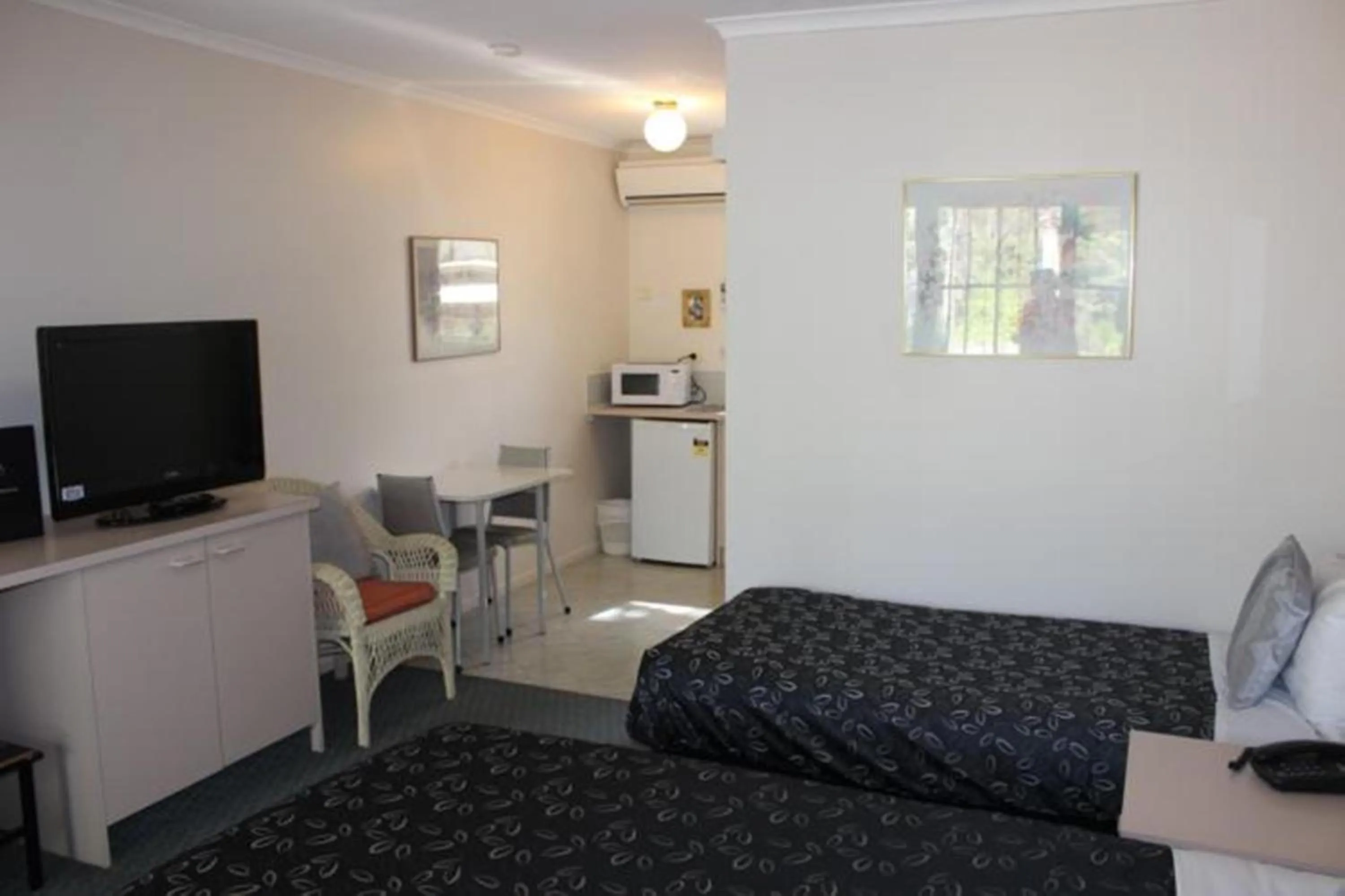 Photo of the whole room, Bed in The Balnarring Motel