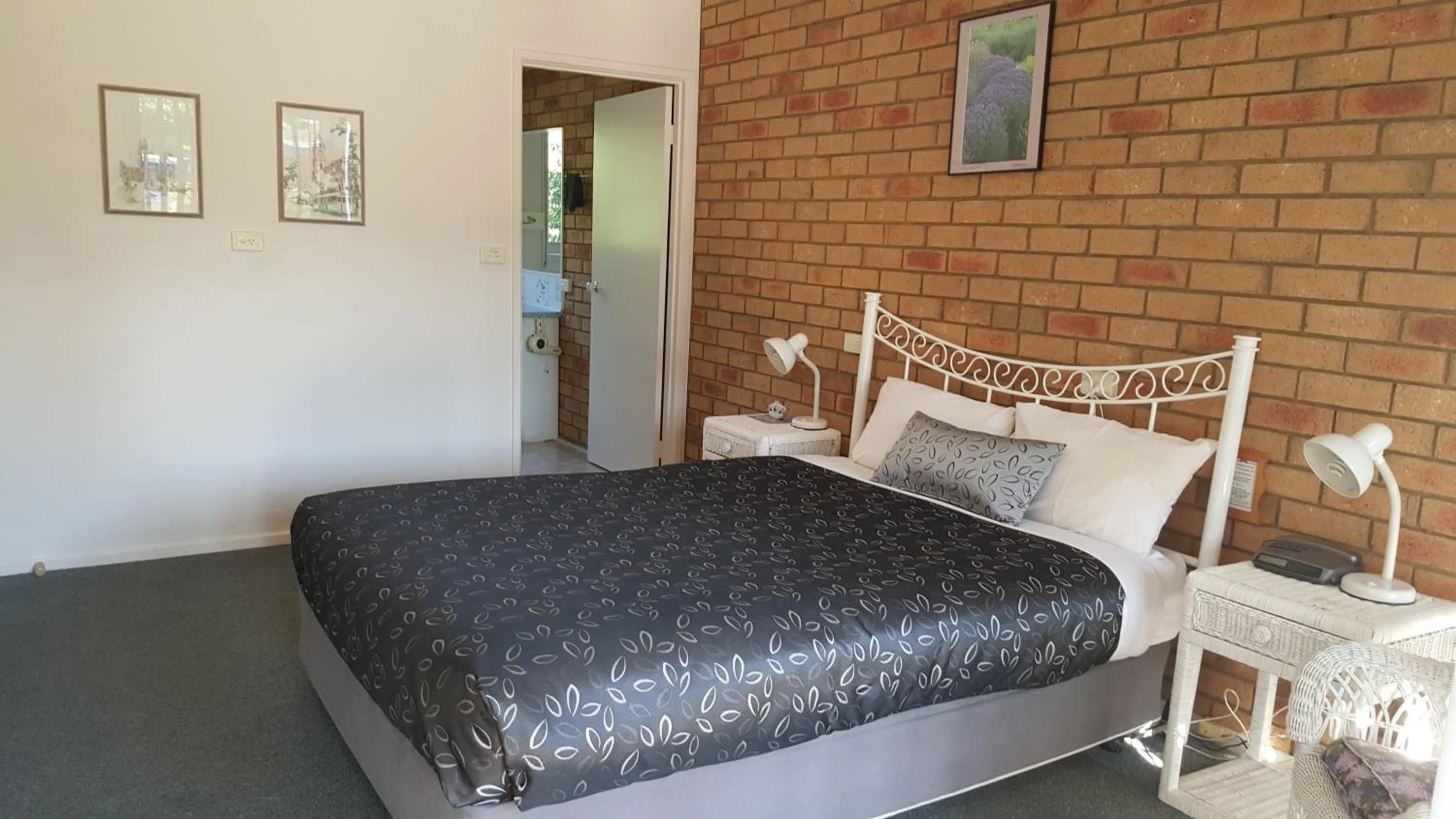 Photo of the whole room, Bed in The Balnarring Motel