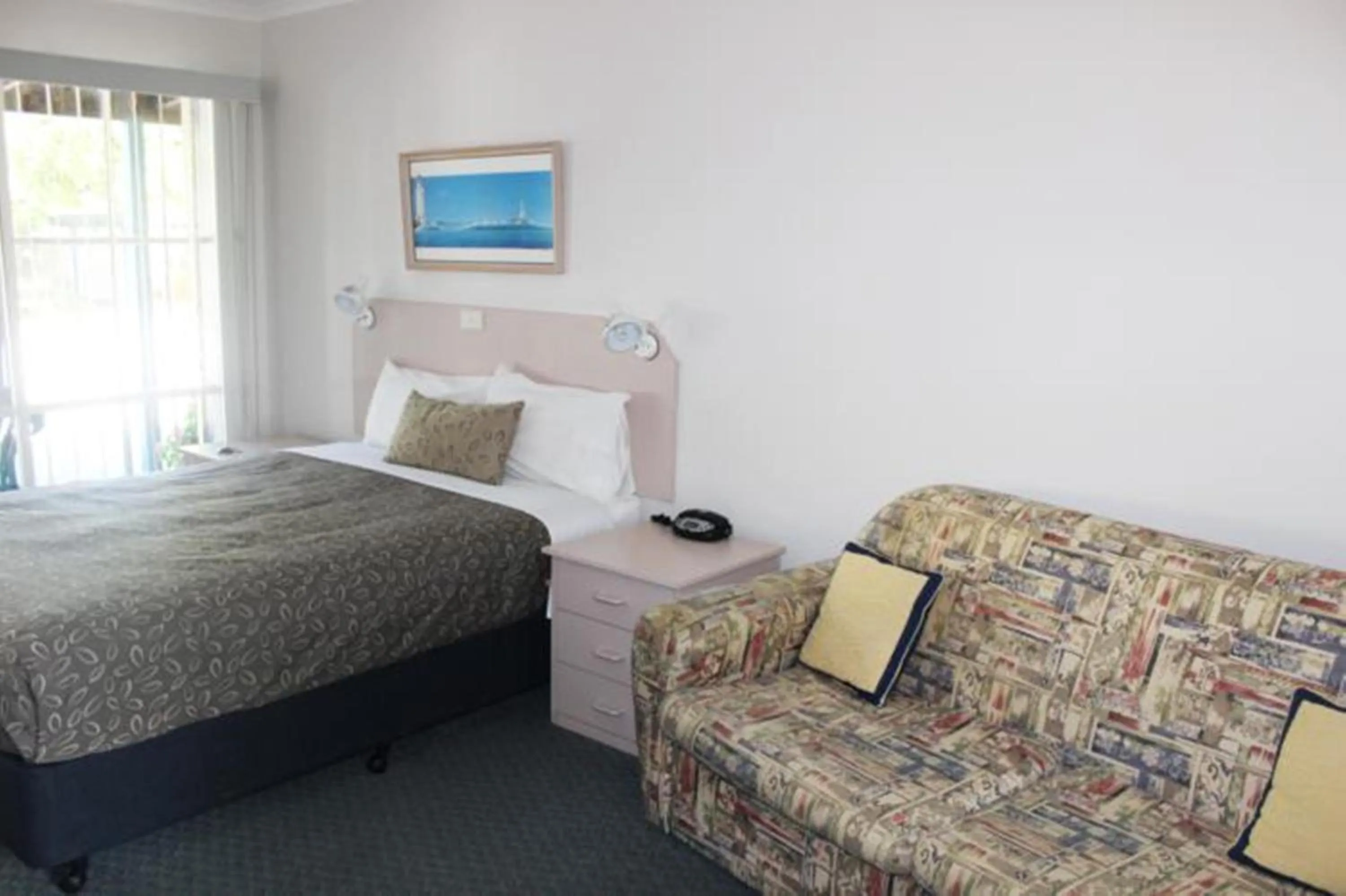 Day, Bed in The Balnarring Motel