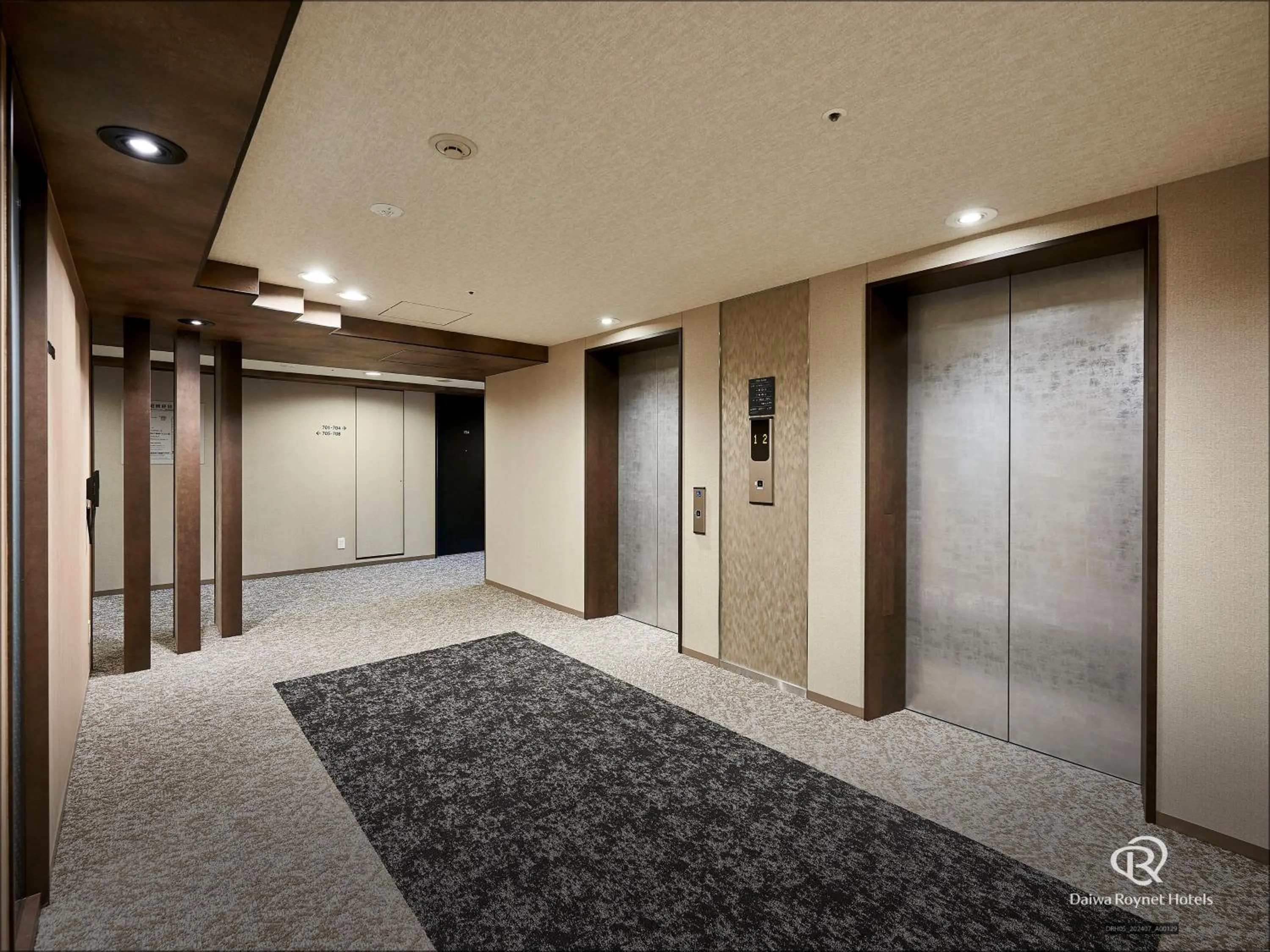 elevator in Daiwa Roynet Hotel Kyoto-Hachijoguchi