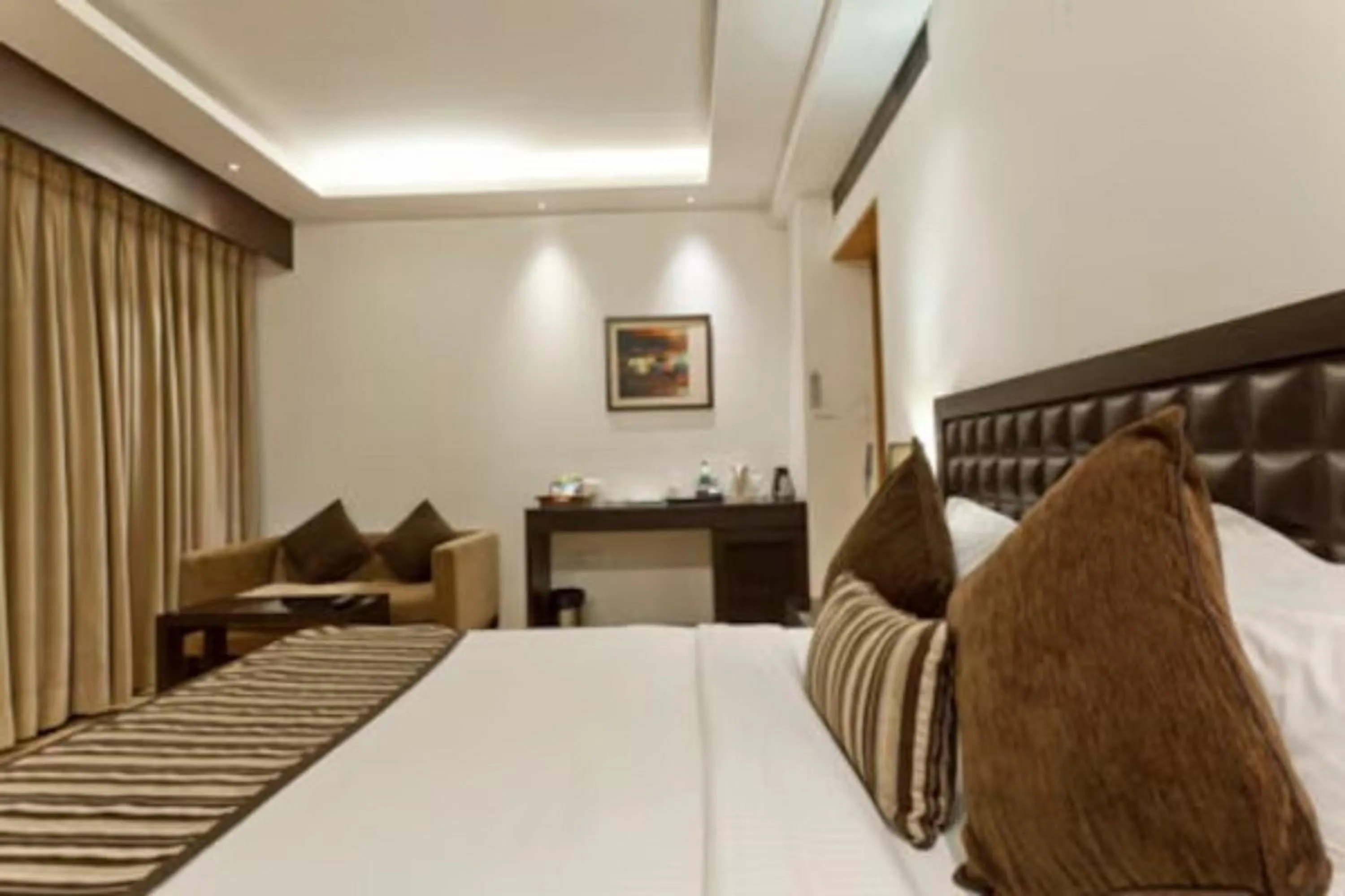Bed in Hotel Saket 27