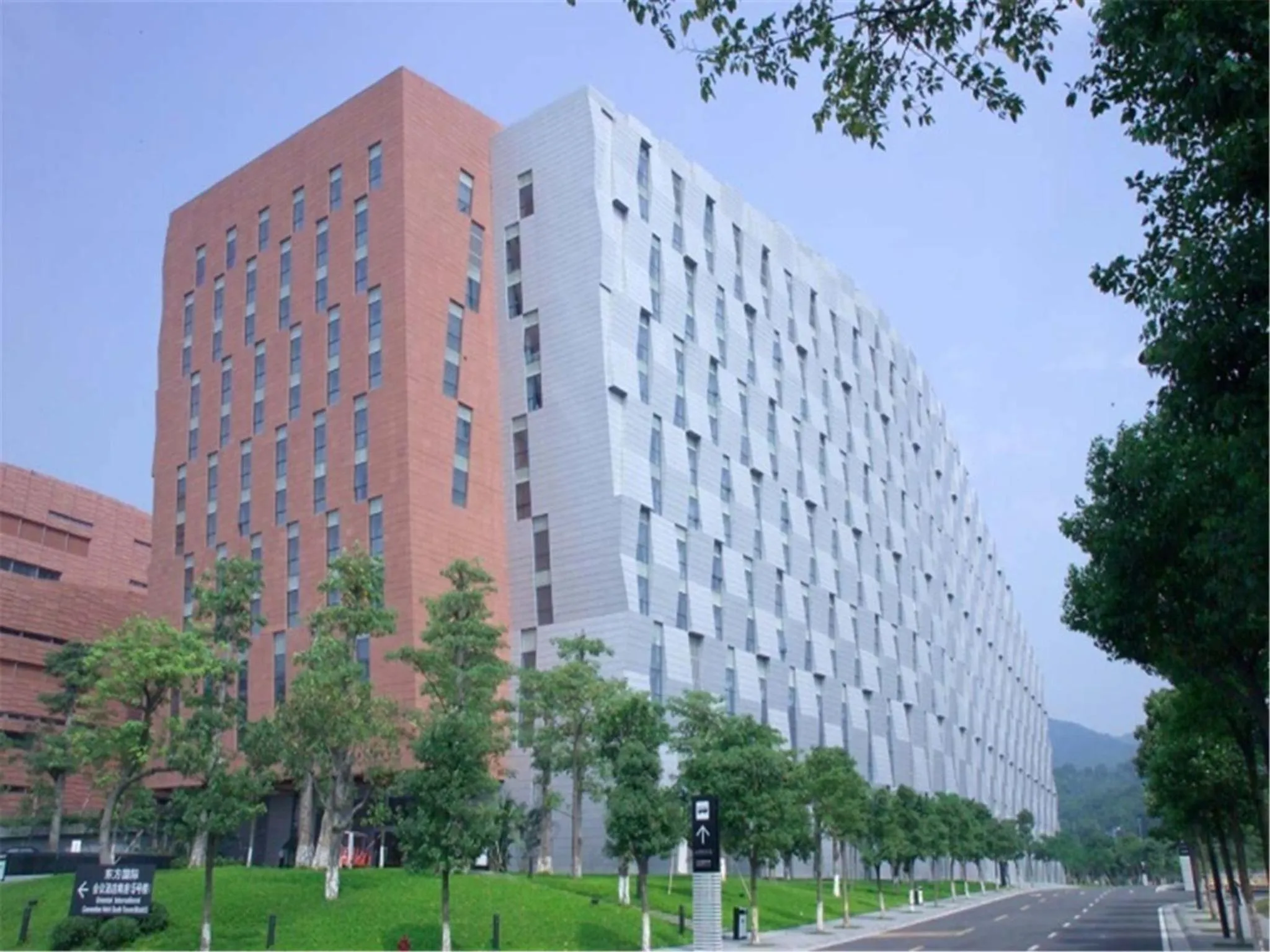 Facade/entrance in Guangzhou Baiyun International Convention Center