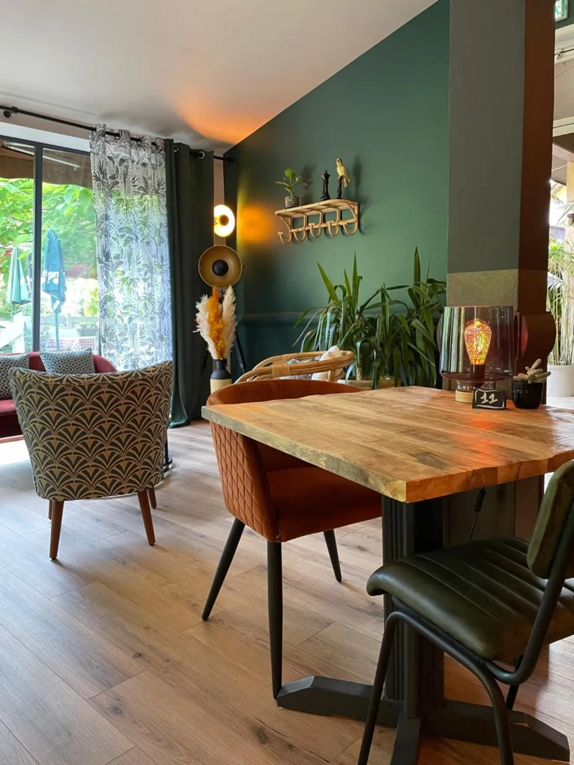 Restaurant/places to eat in Le Mont Brouilly