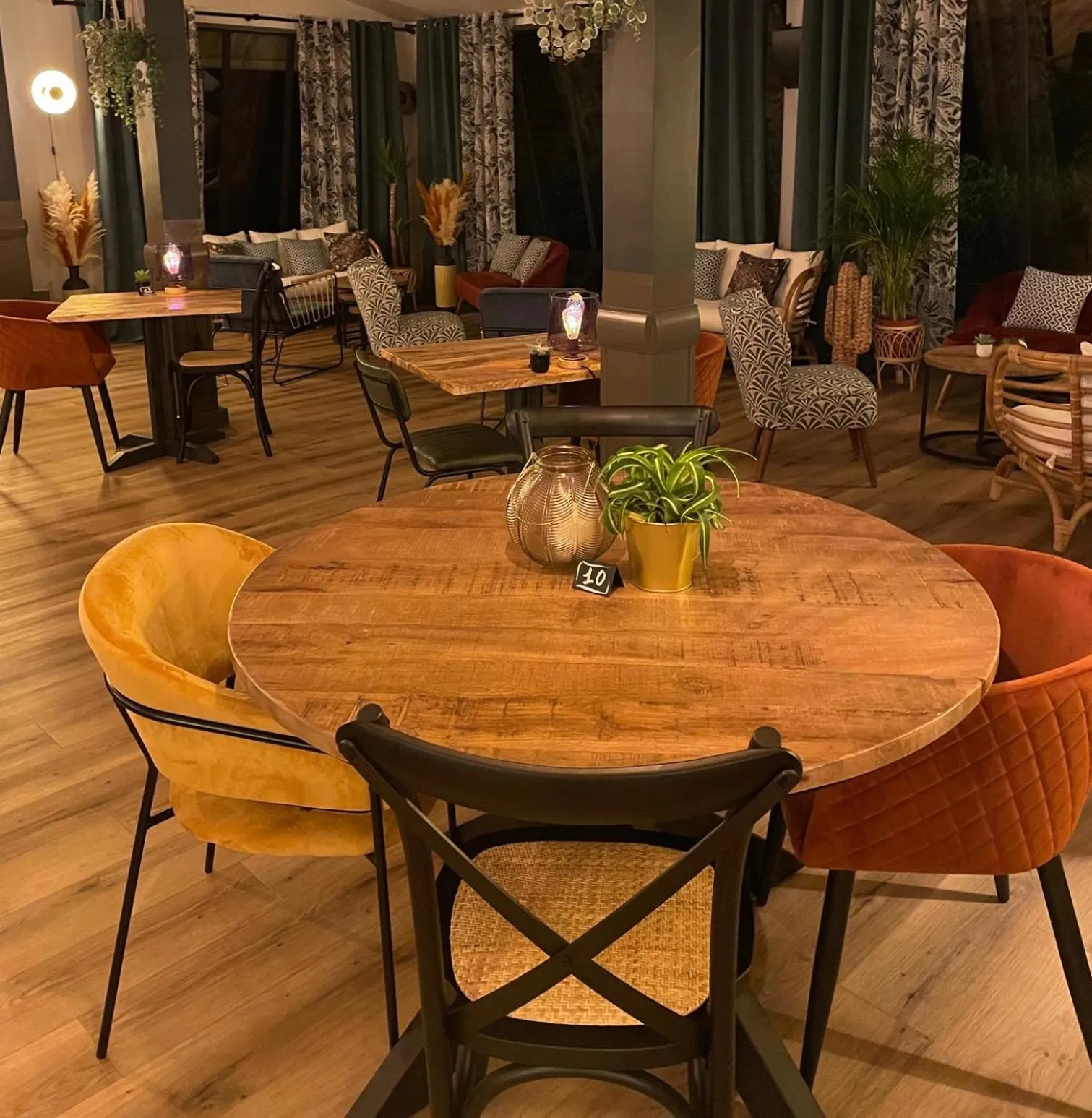 Restaurant/places to eat in Le Mont Brouilly