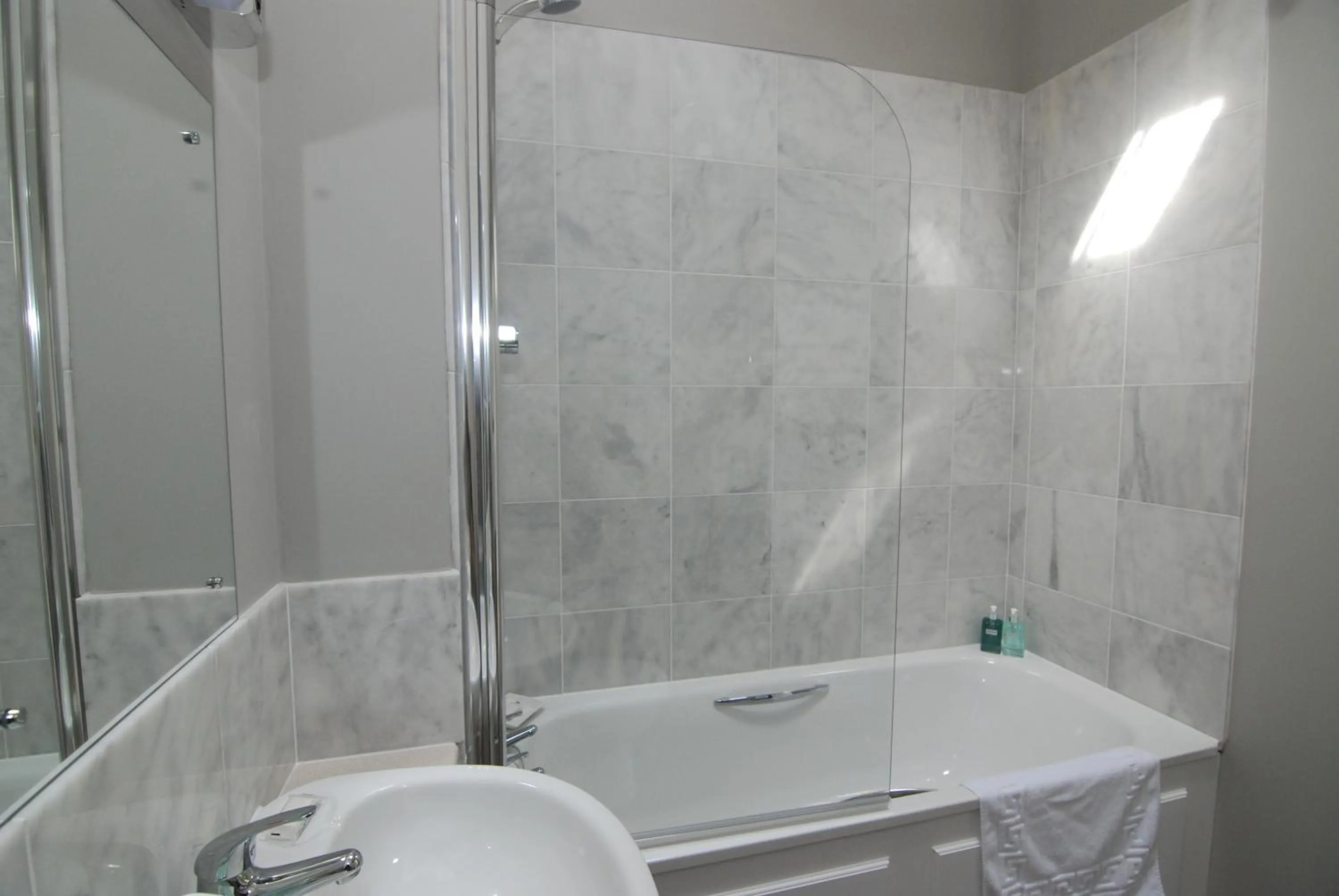 Bathroom in Meikleour Arms Hotel & Restaurant